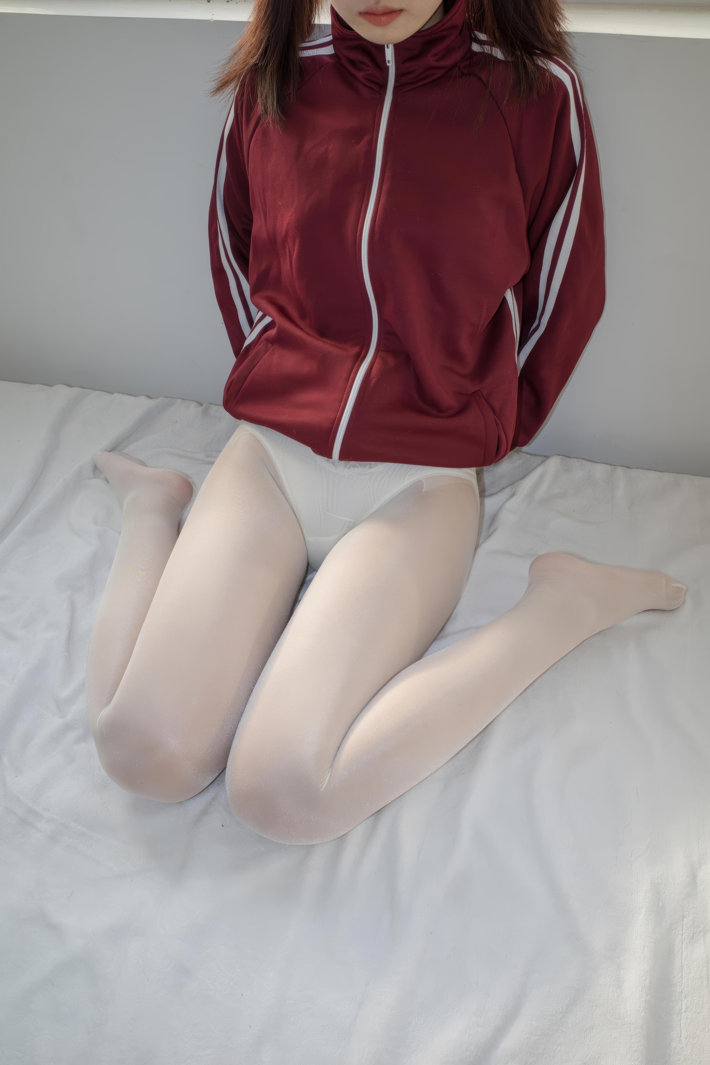 [Photos] Moriro Financial Group Sayaka 40D Shiny Sheer Socks: Stunning White Silk Legs on Bed 79P