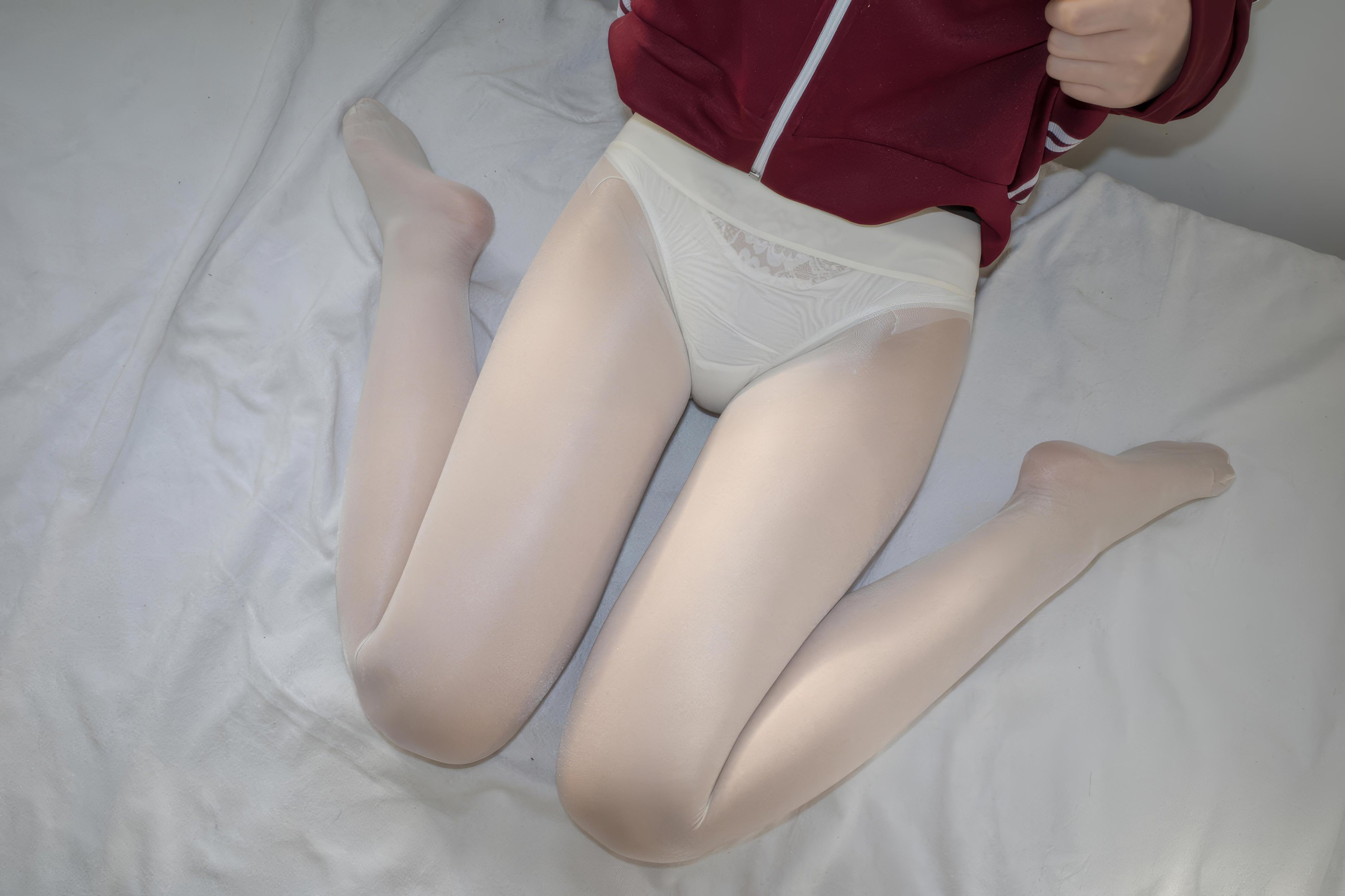 [Photos] Moriro Financial Group Sayaka 40D Shiny Sheer Socks: Stunning White Silk Legs on Bed 79P