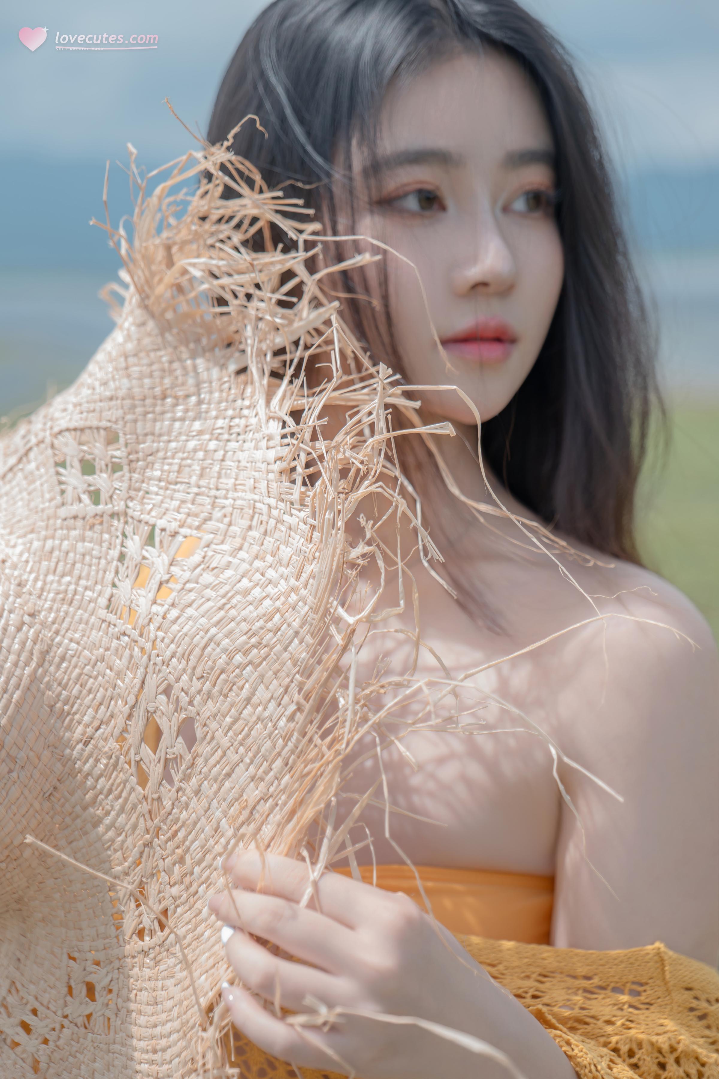 [私房] 年年Nnian - 夏麓：草地橙色比基尼 露胸外拍 80P