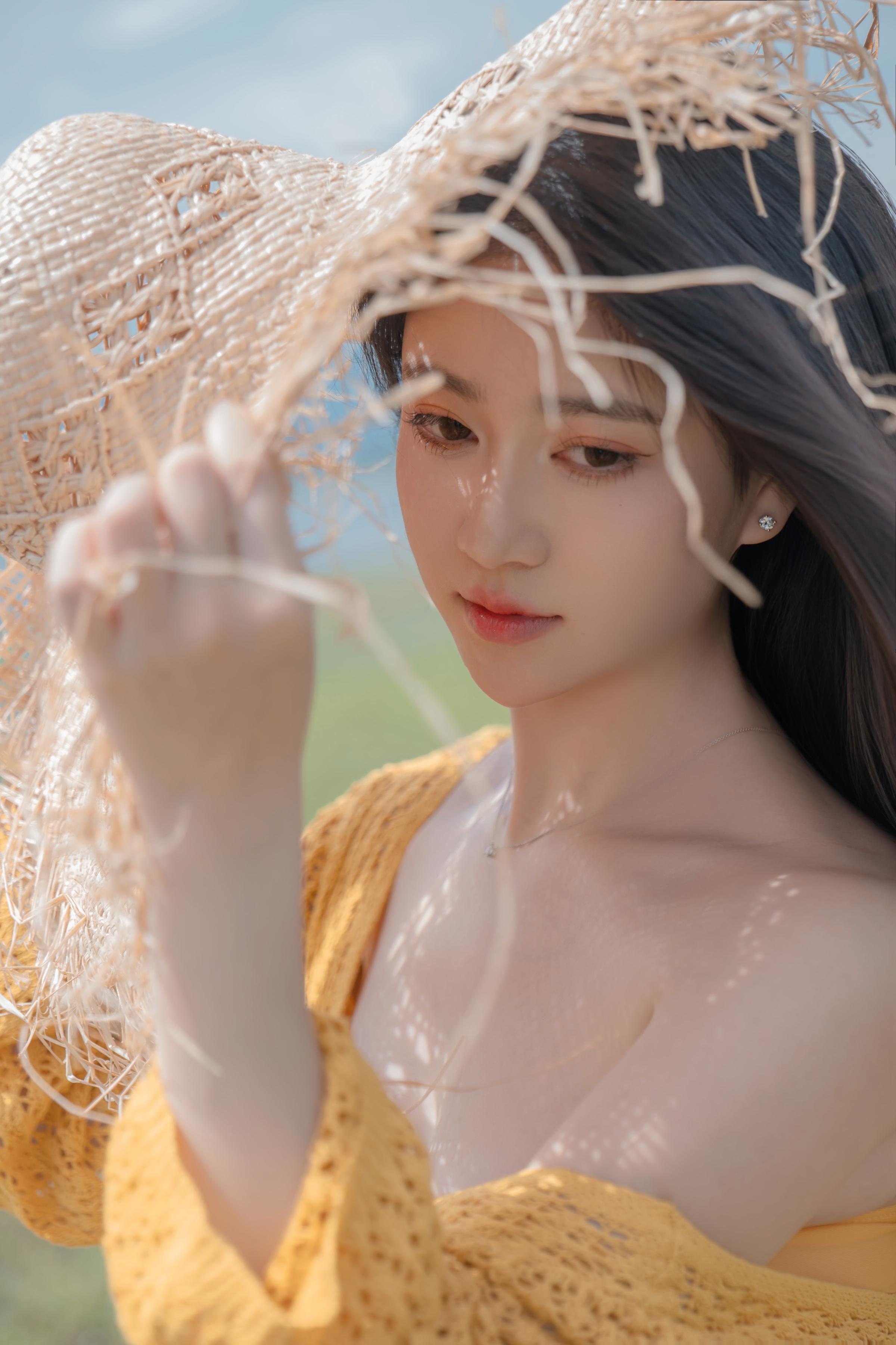 [私房] 年年Nnian - 夏麓：草地橙色比基尼 露胸外拍 80P
