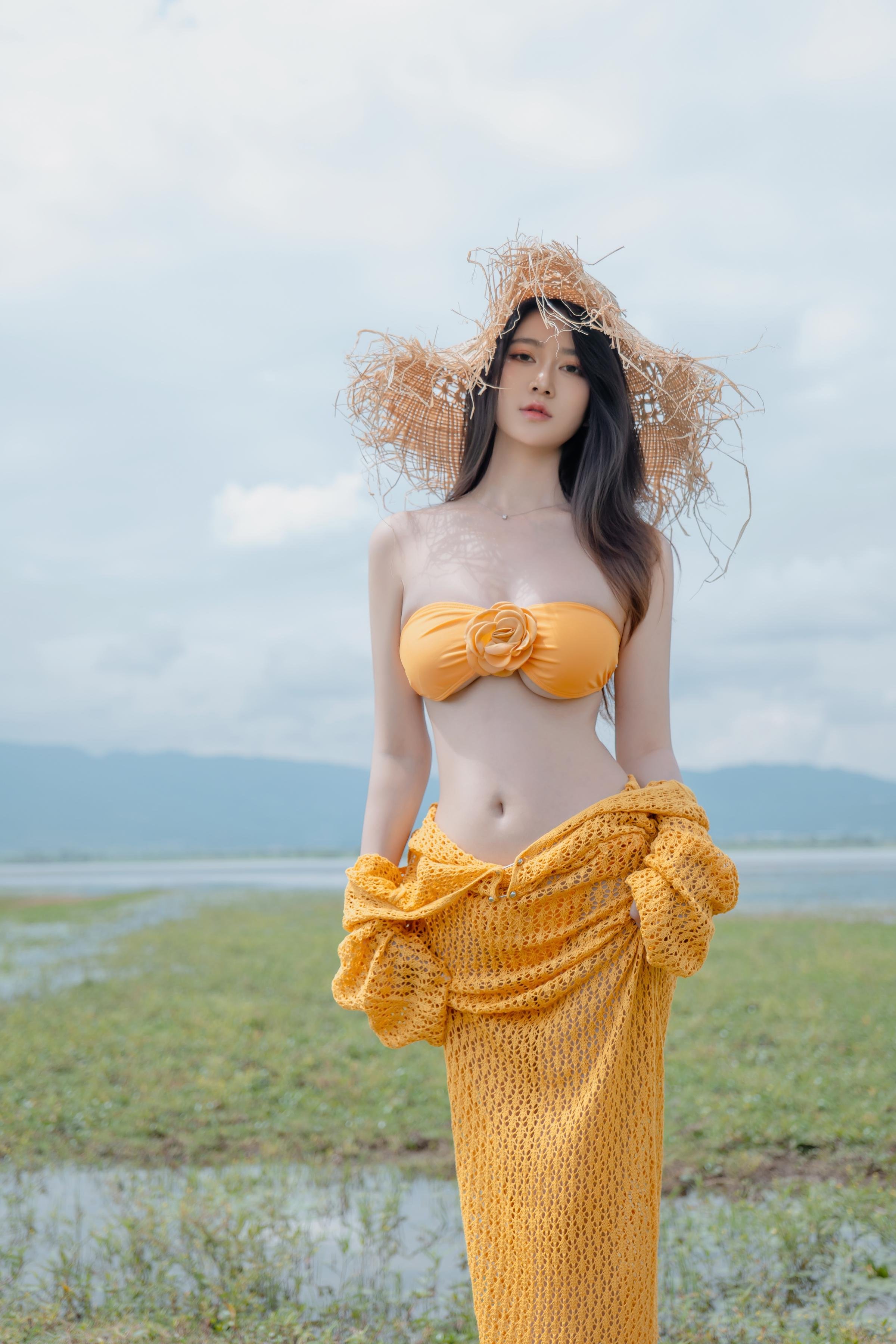[私房] Nnian Năm Năm - Hạ Lộc: Bikini Cam Cỏ Lộ Ngực Chụp Ngoài Trời 80P