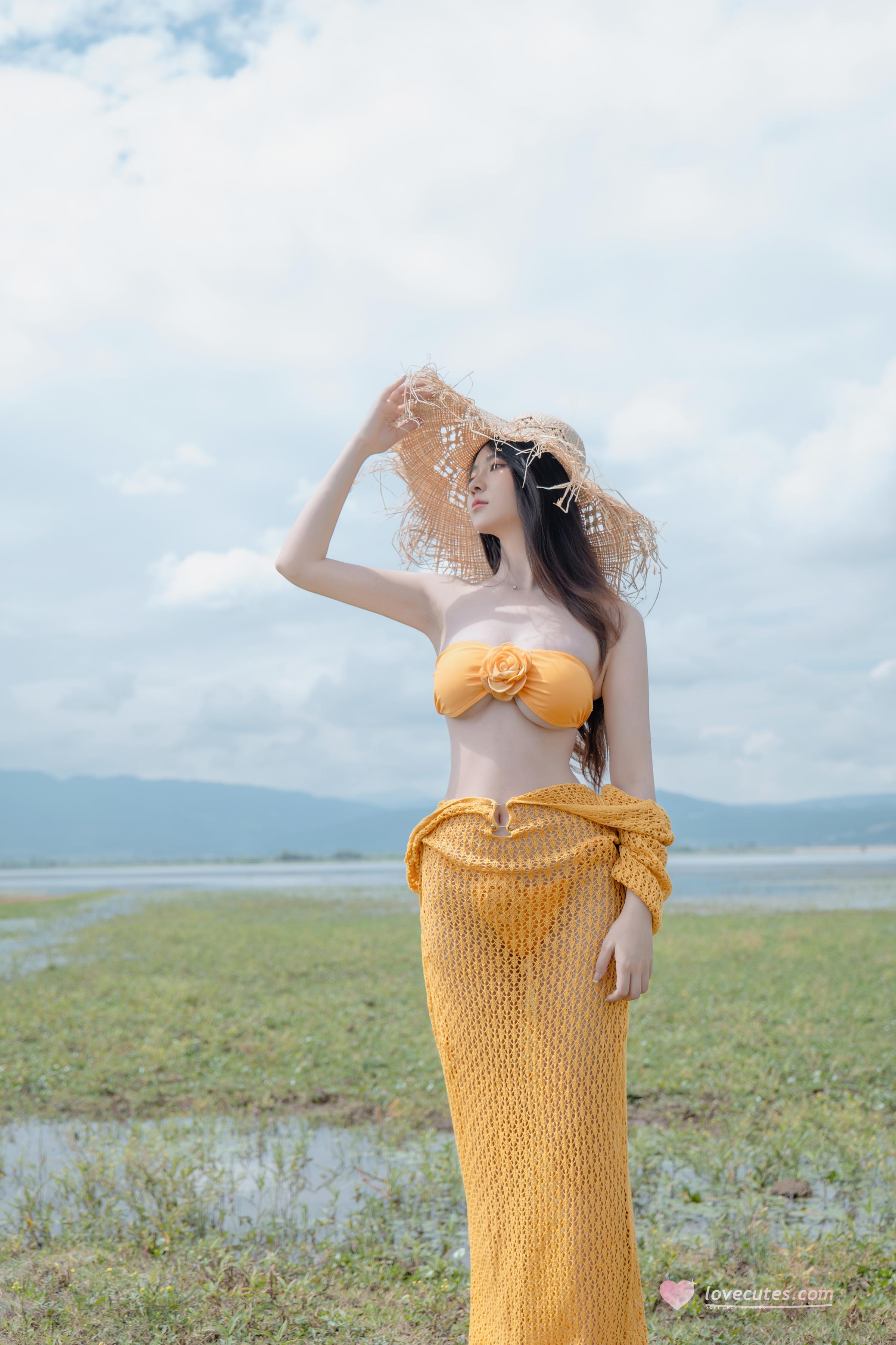 [私房] Nnian Năm Năm - Hạ Lộc: Bikini Cam Cỏ Lộ Ngực Chụp Ngoài Trời 80P