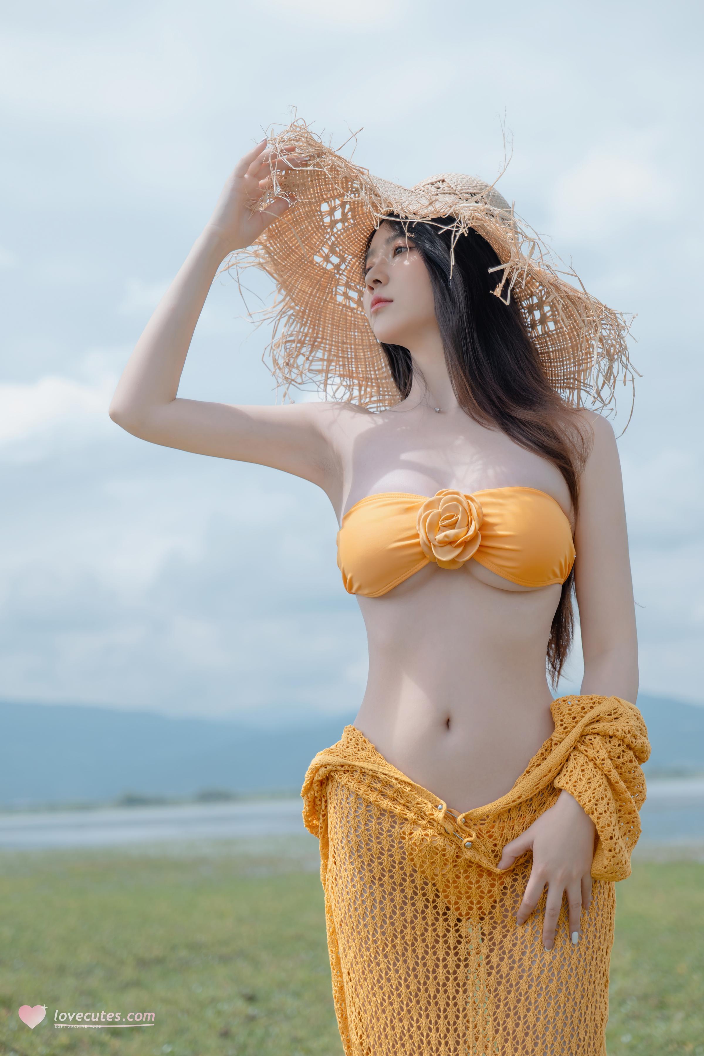 [私房] Nnian Năm Năm - Hạ Lộc: Bikini Cam Cỏ Lộ Ngực Chụp Ngoài Trời 80P