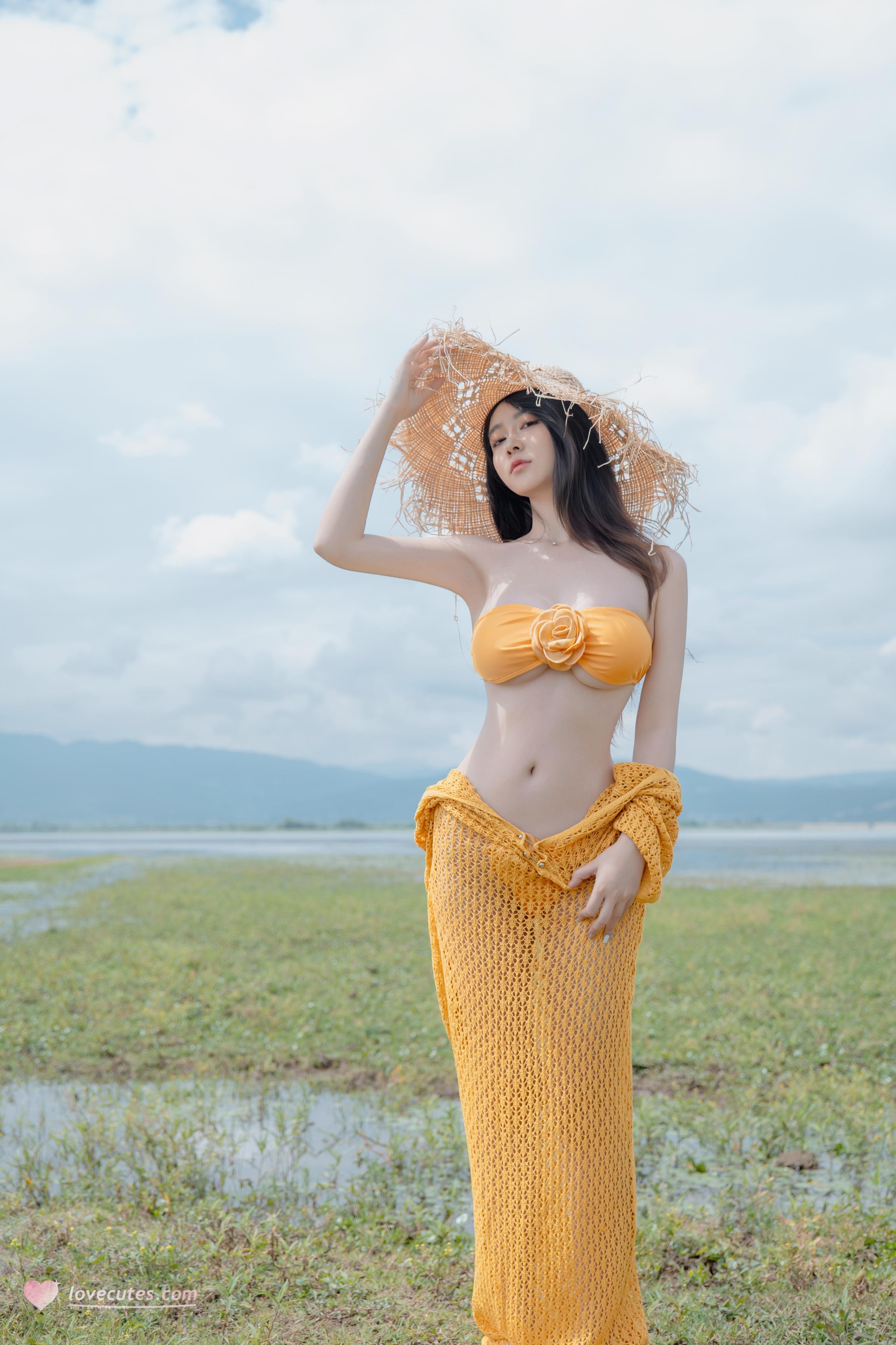 [私房] Nnian Năm Năm - Hạ Lộc: Bikini Cam Cỏ Lộ Ngực Chụp Ngoài Trời 80P