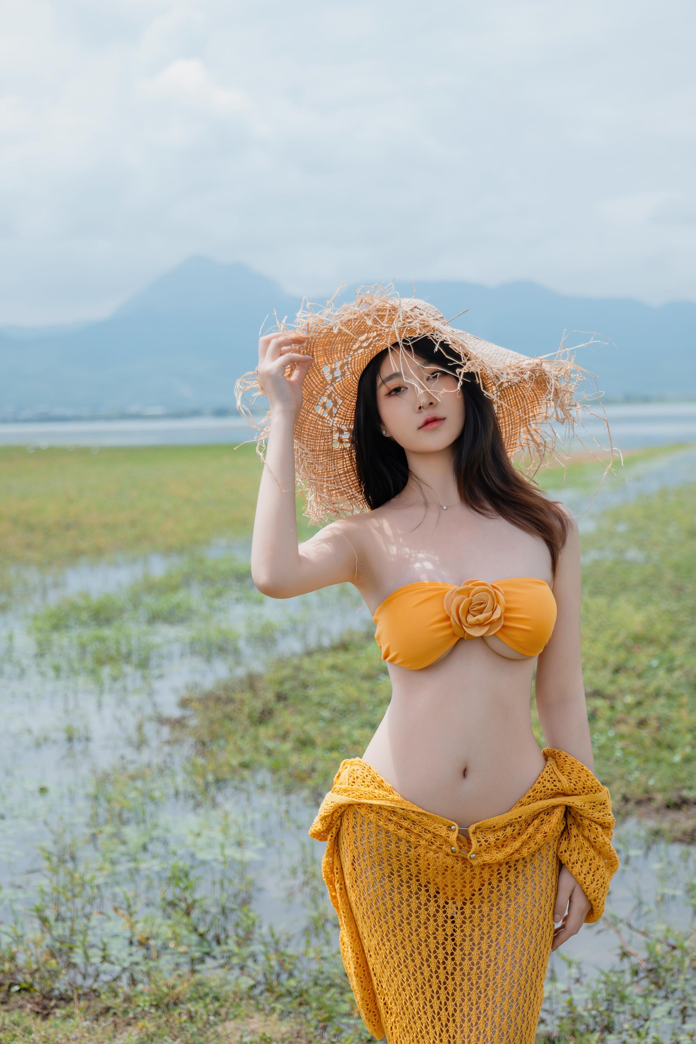 [私房] Nnian Năm Năm - Hạ Lộc: Bikini Cam Cỏ Lộ Ngực Chụp Ngoài Trời 80P
