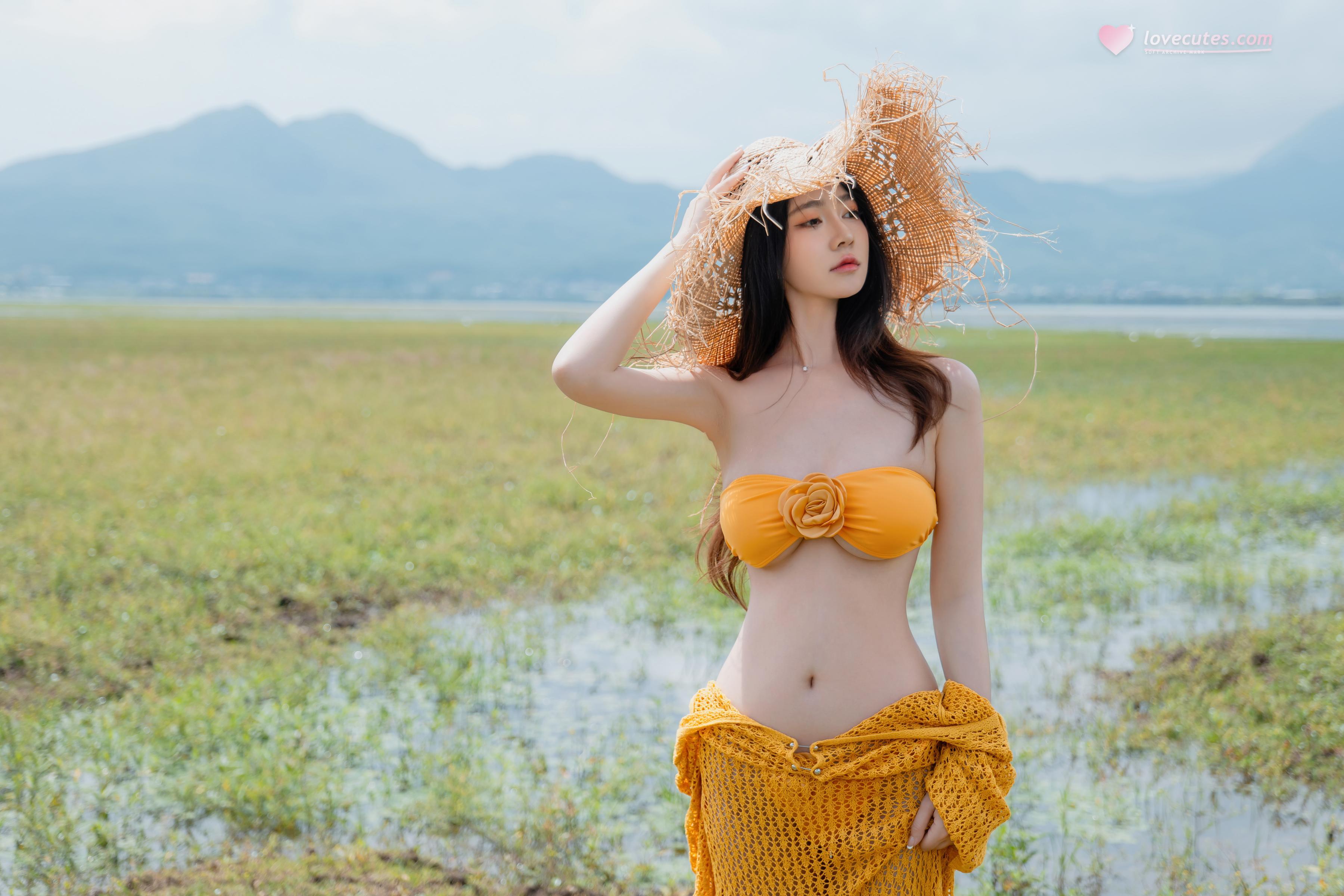 [私房] Nnian Năm Năm - Hạ Lộc: Bikini Cam Cỏ Lộ Ngực Chụp Ngoài Trời 80P