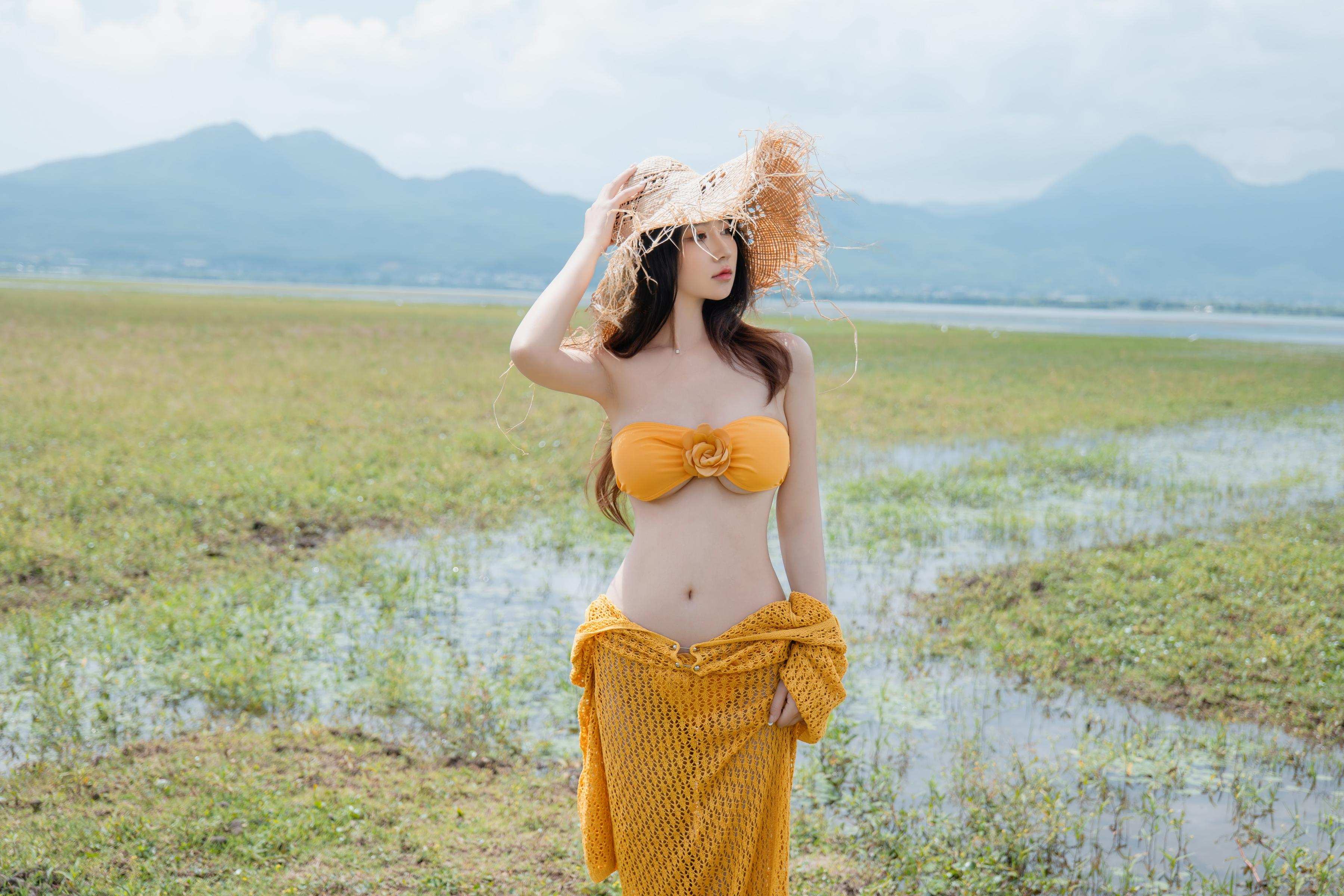 [私房] Nnian Năm Năm - Hạ Lộc: Bikini Cam Cỏ Lộ Ngực Chụp Ngoài Trời 80P