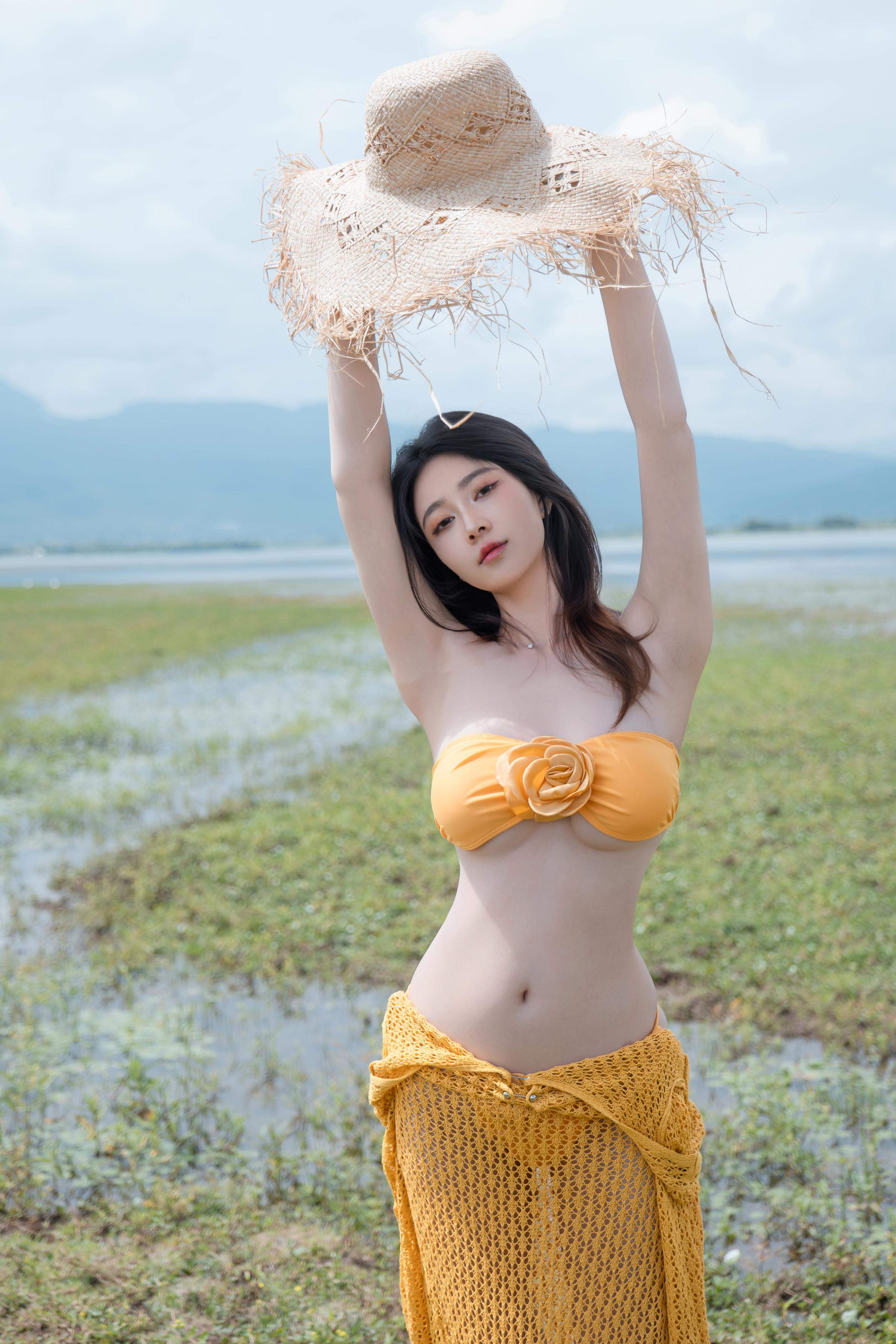 [私房] Nnian Năm Năm - Hạ Lộc: Bikini Cam Cỏ Lộ Ngực Chụp Ngoài Trời 80P