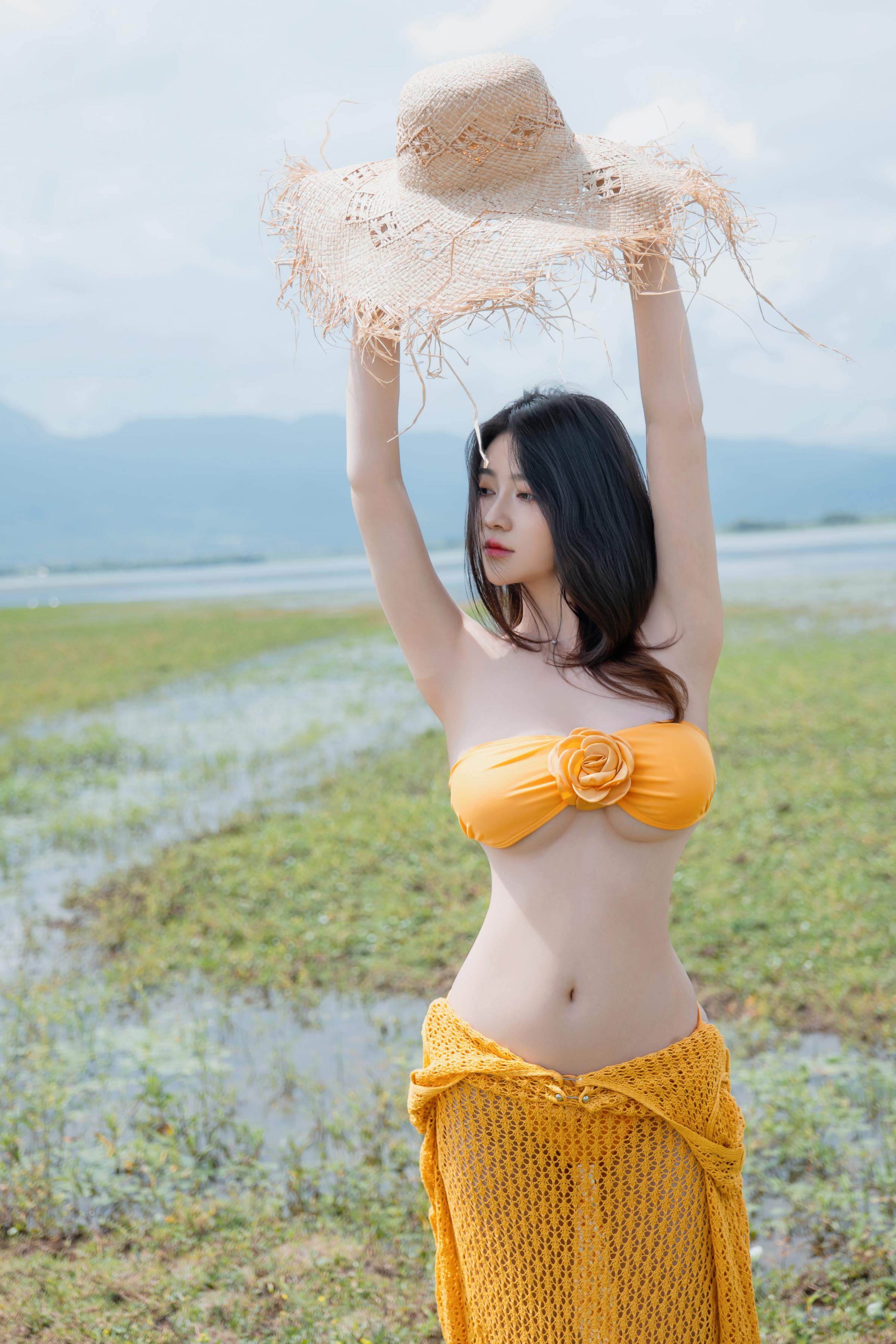 [私房] Nnian Năm Năm - Hạ Lộc: Bikini Cam Cỏ Lộ Ngực Chụp Ngoài Trời 80P