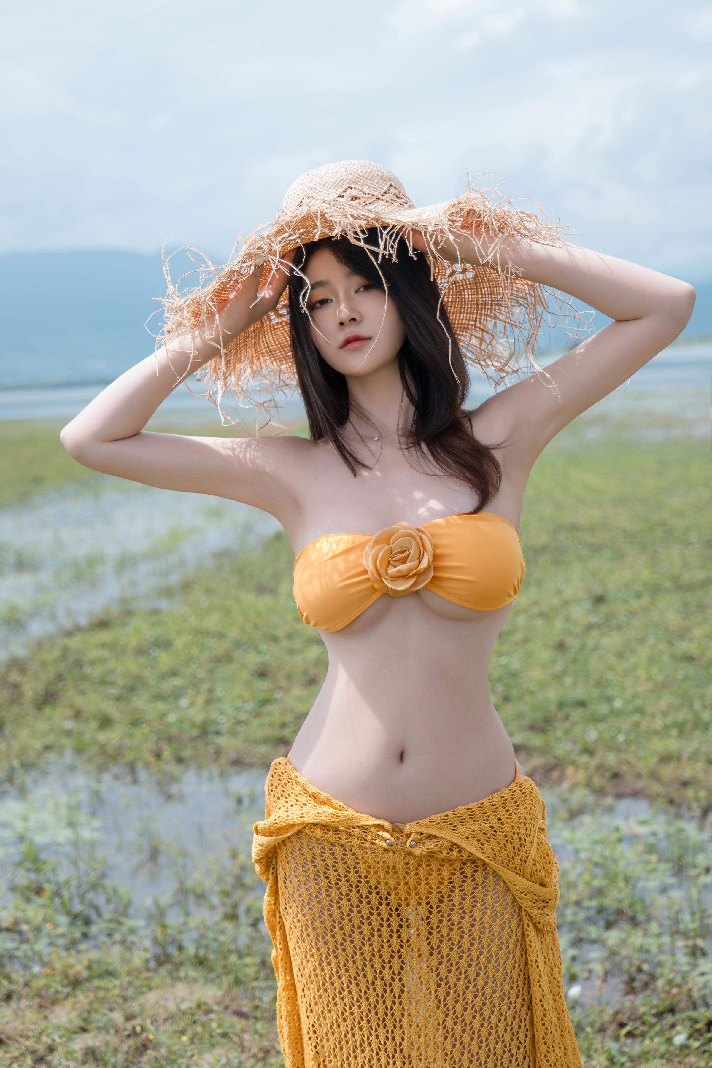[私房] Nnian Năm Năm - Hạ Lộc: Bikini Cam Cỏ Lộ Ngực Chụp Ngoài Trời 80P