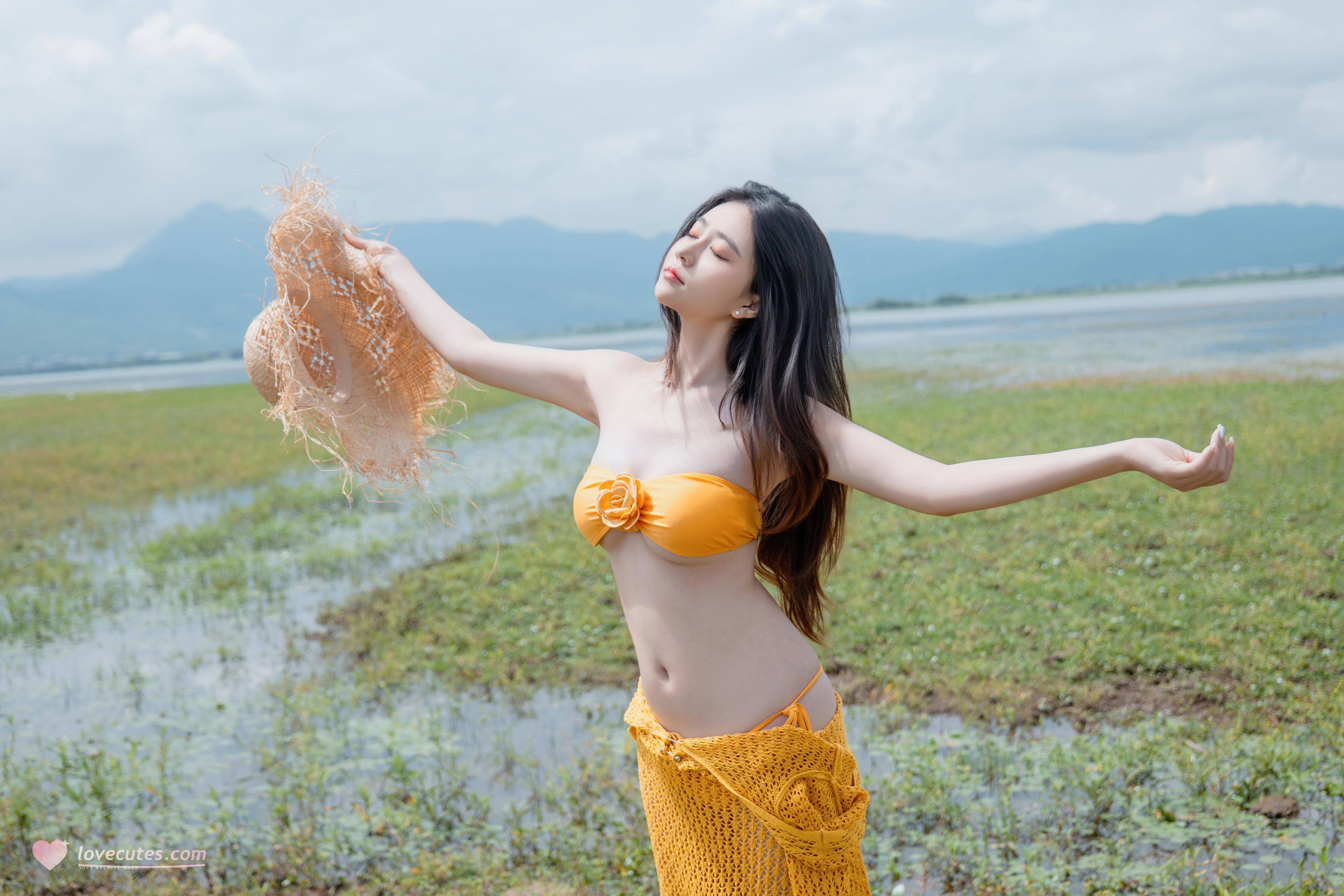 [私房] Nnian Năm Năm - Hạ Lộc: Bikini Cam Cỏ Lộ Ngực Chụp Ngoài Trời 80P