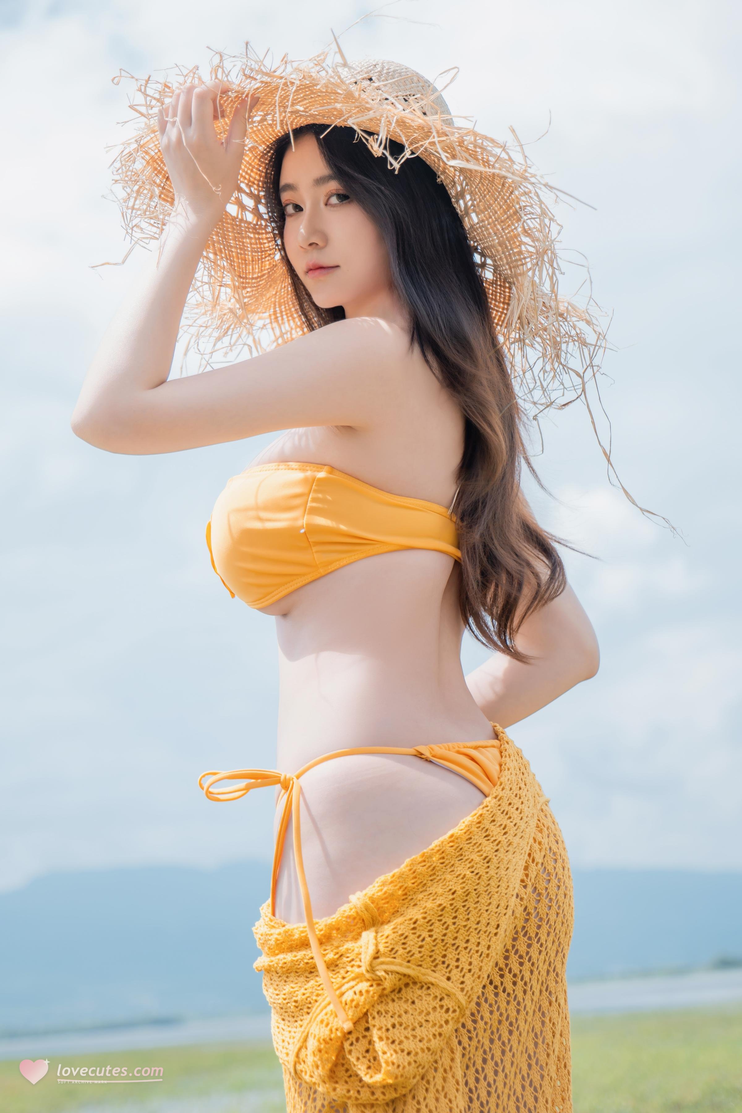 [私房] Nnian Năm Năm - Hạ Lộc: Bikini Cam Cỏ Lộ Ngực Chụp Ngoài Trời 80P