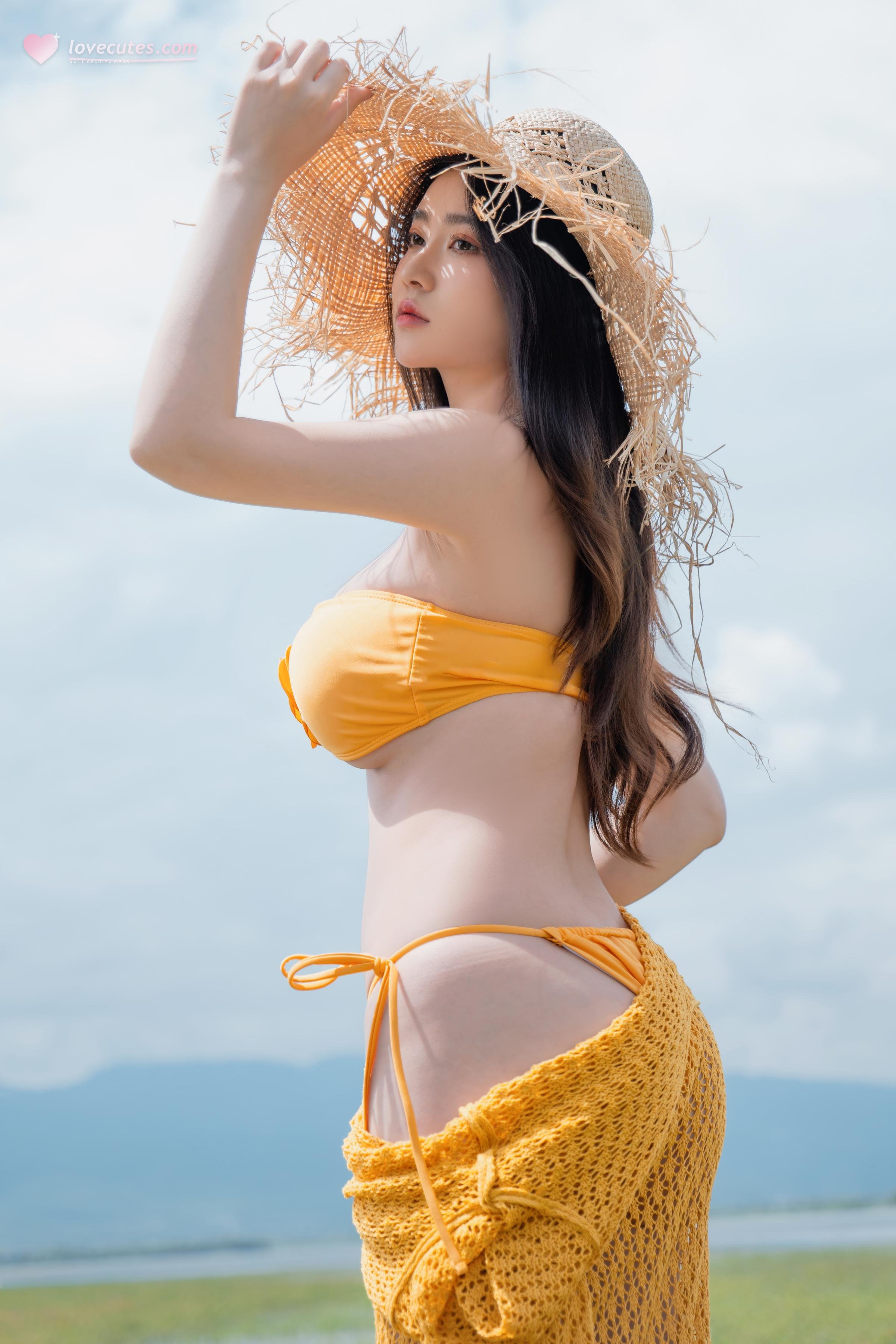 [私房] Nnian Năm Năm - Hạ Lộc: Bikini Cam Cỏ Lộ Ngực Chụp Ngoài Trời 80P