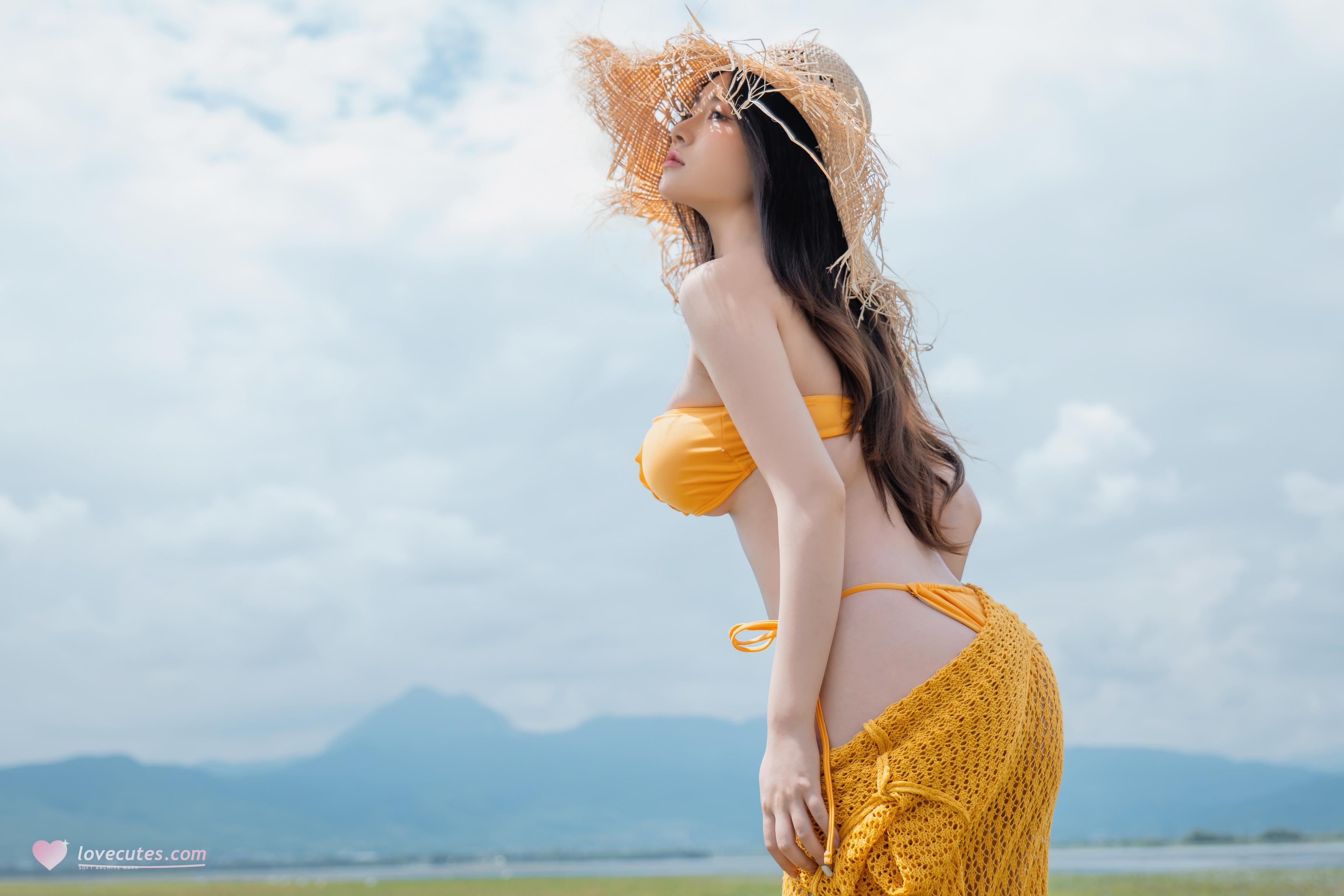[私房] Nnian Năm Năm - Hạ Lộc: Bikini Cam Cỏ Lộ Ngực Chụp Ngoài Trời 80P