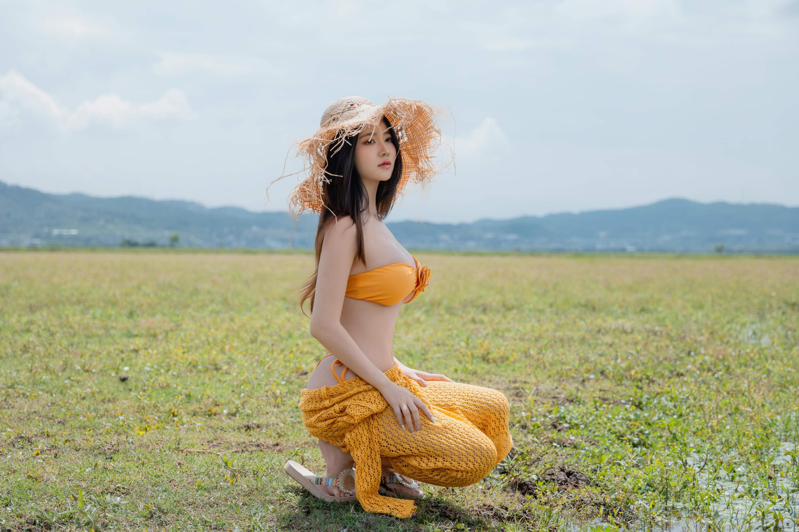 [私房] Nnian Năm Năm - Hạ Lộc: Bikini Cam Cỏ Lộ Ngực Chụp Ngoài Trời 80P