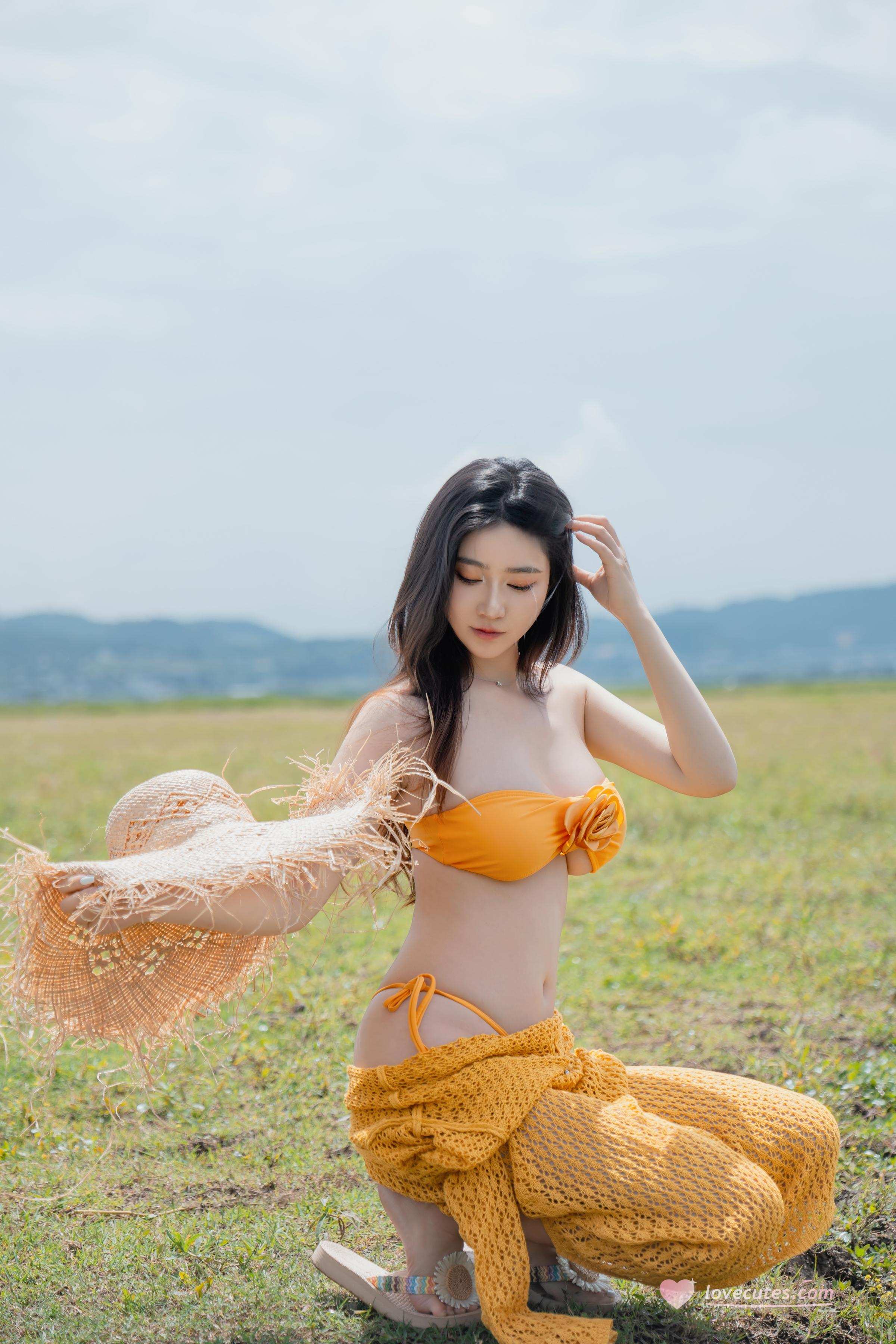 [私房] Nnian Năm Năm - Hạ Lộc: Bikini Cam Cỏ Lộ Ngực Chụp Ngoài Trời 80P