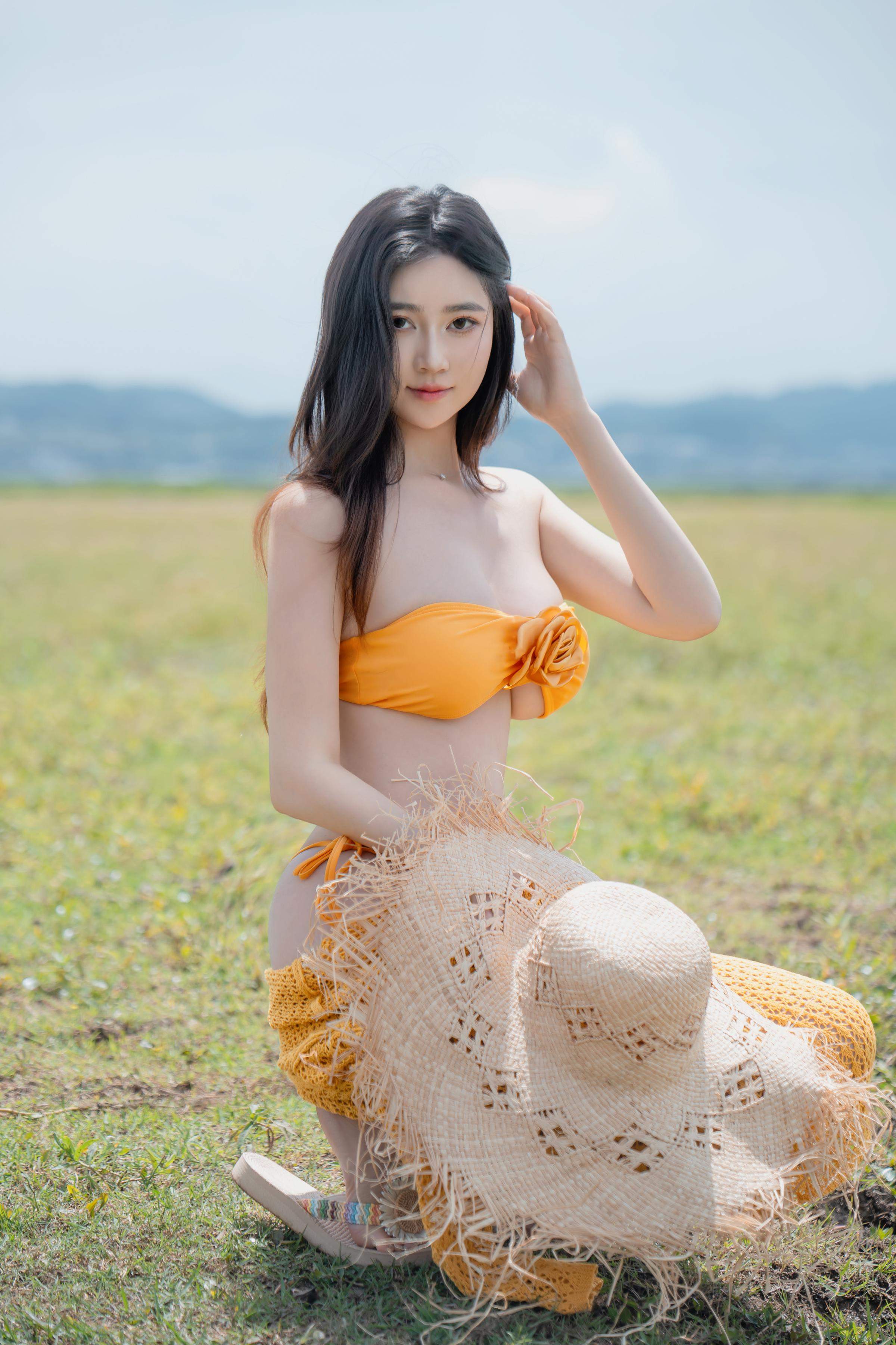 [私房] Nnian Năm Năm - Hạ Lộc: Bikini Cam Cỏ Lộ Ngực Chụp Ngoài Trời 80P