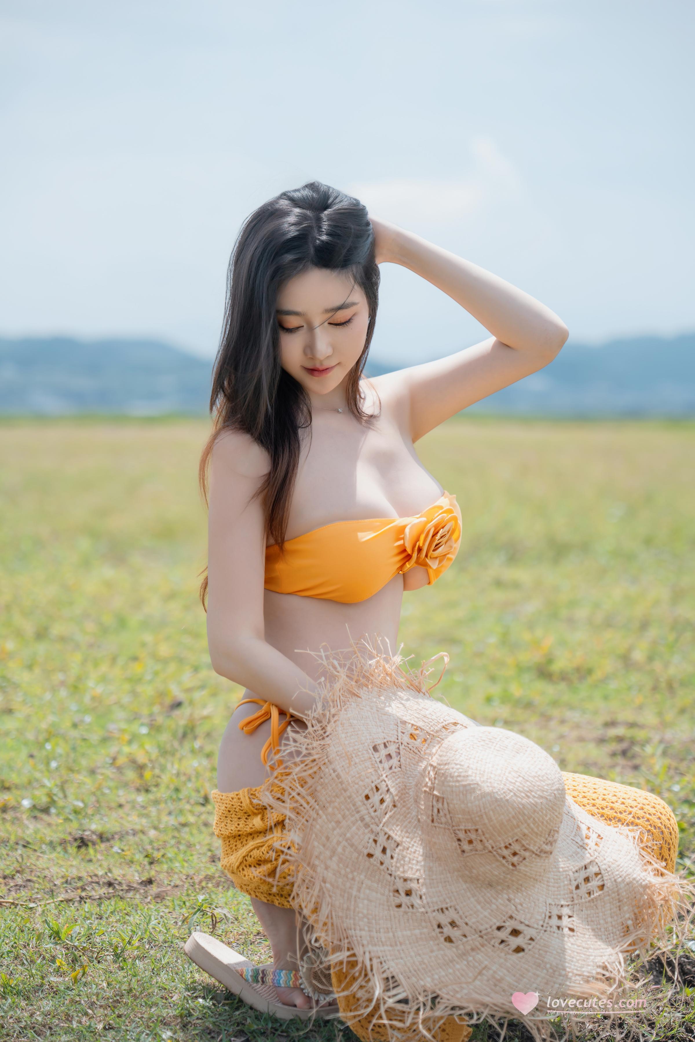 [私房] 年年Nnian - 夏麓：草地橙色比基尼 露胸外拍 80P