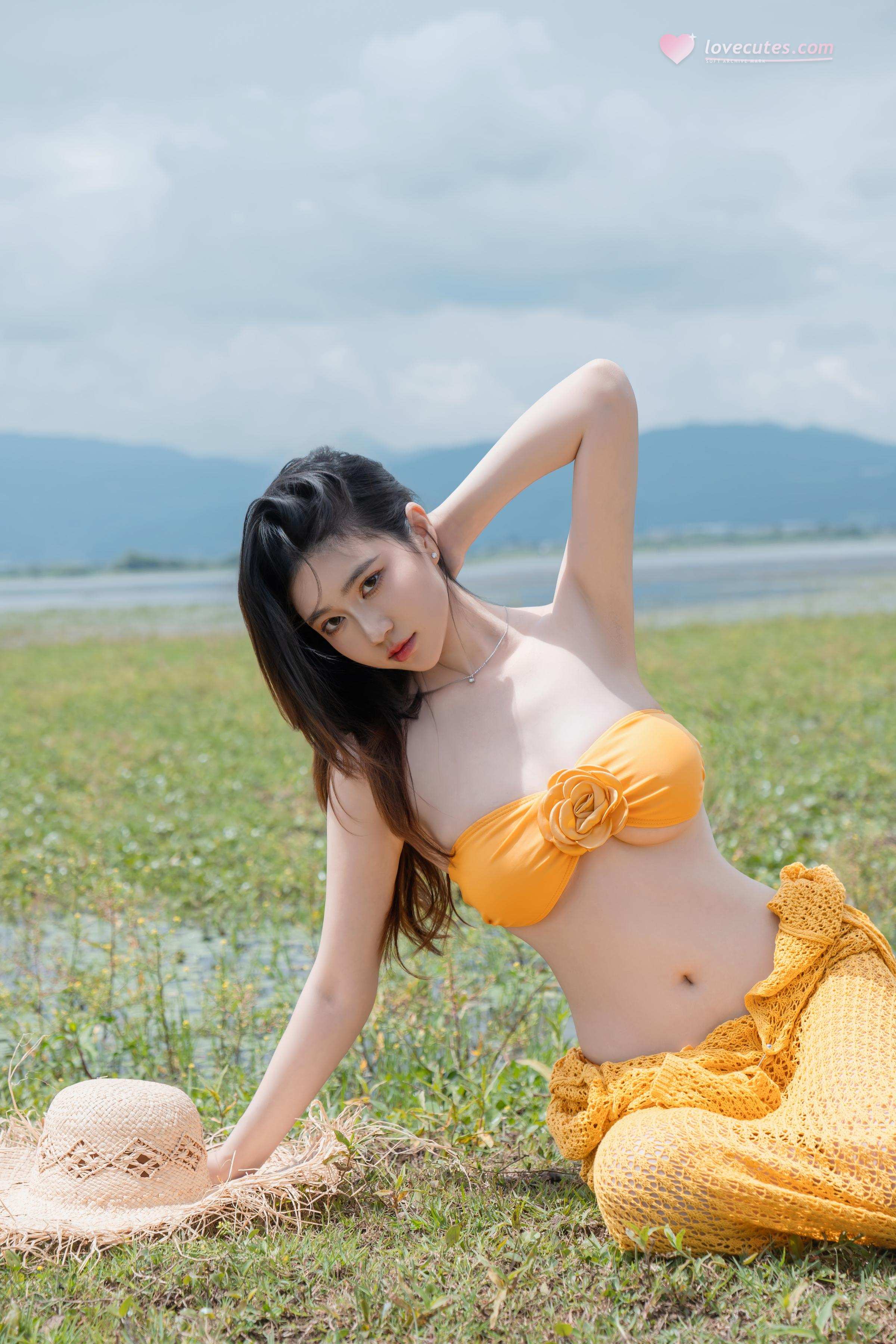 [私房] 年年Nnian - 夏麓：草地橙色比基尼 露胸外拍 80P
