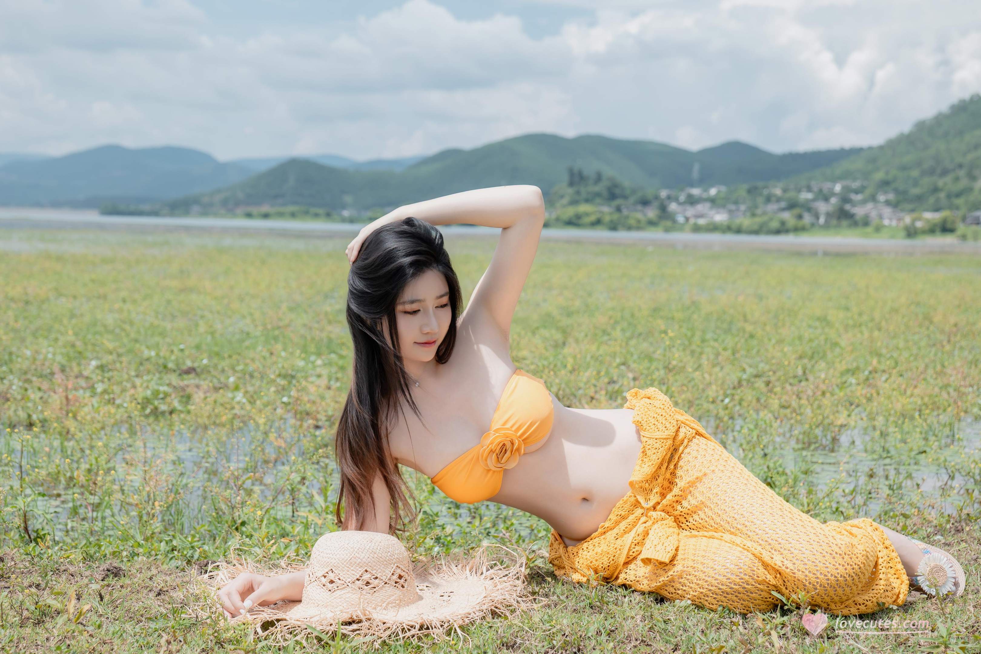 [私房] 年年Nnian - 夏麓：草地橙色比基尼 露胸外拍 80P