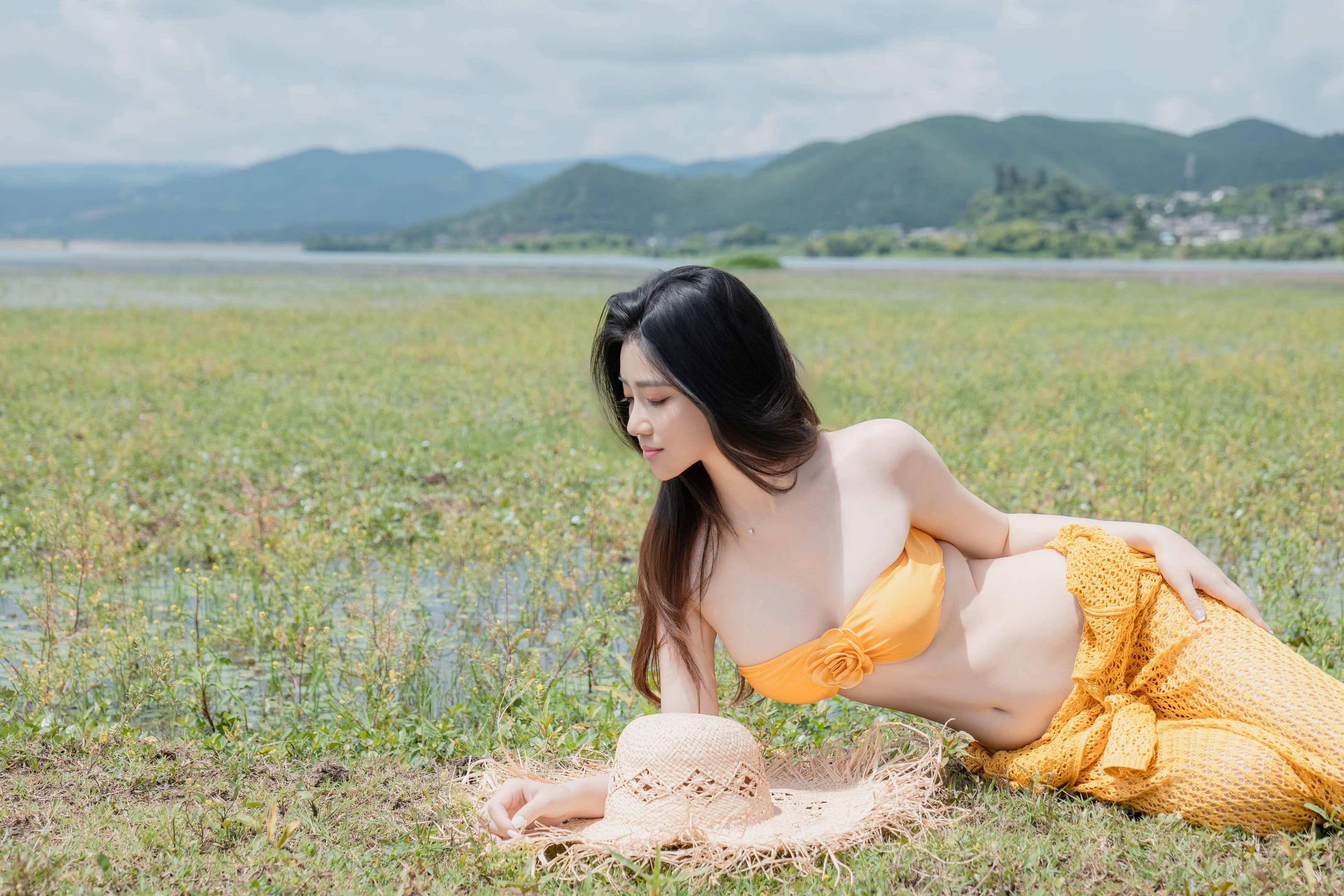 [私房] 年年Nnian - 夏麓：草地橙色比基尼 露胸外拍 80P
