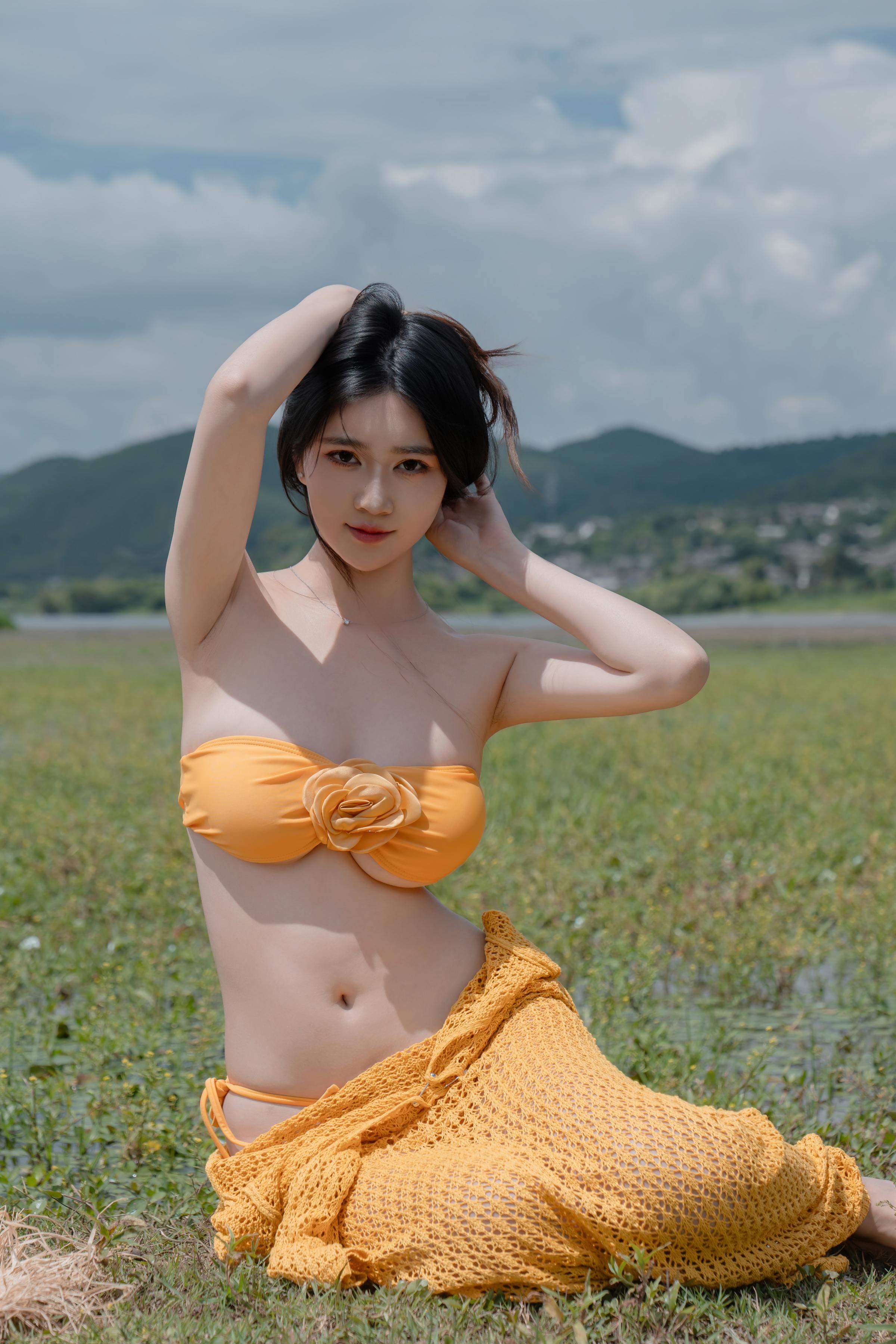 [私房] 年年Nnian - 夏麓：草地橙色比基尼 露胸外拍 80P