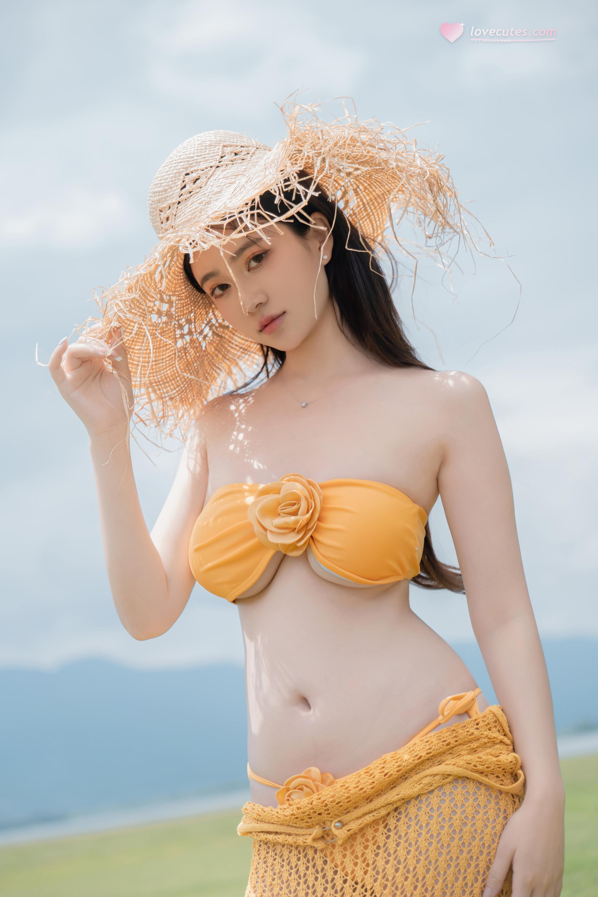[Private] Yearly Nnian - Summer Lu: Orange Bikini on the Grass, 80P