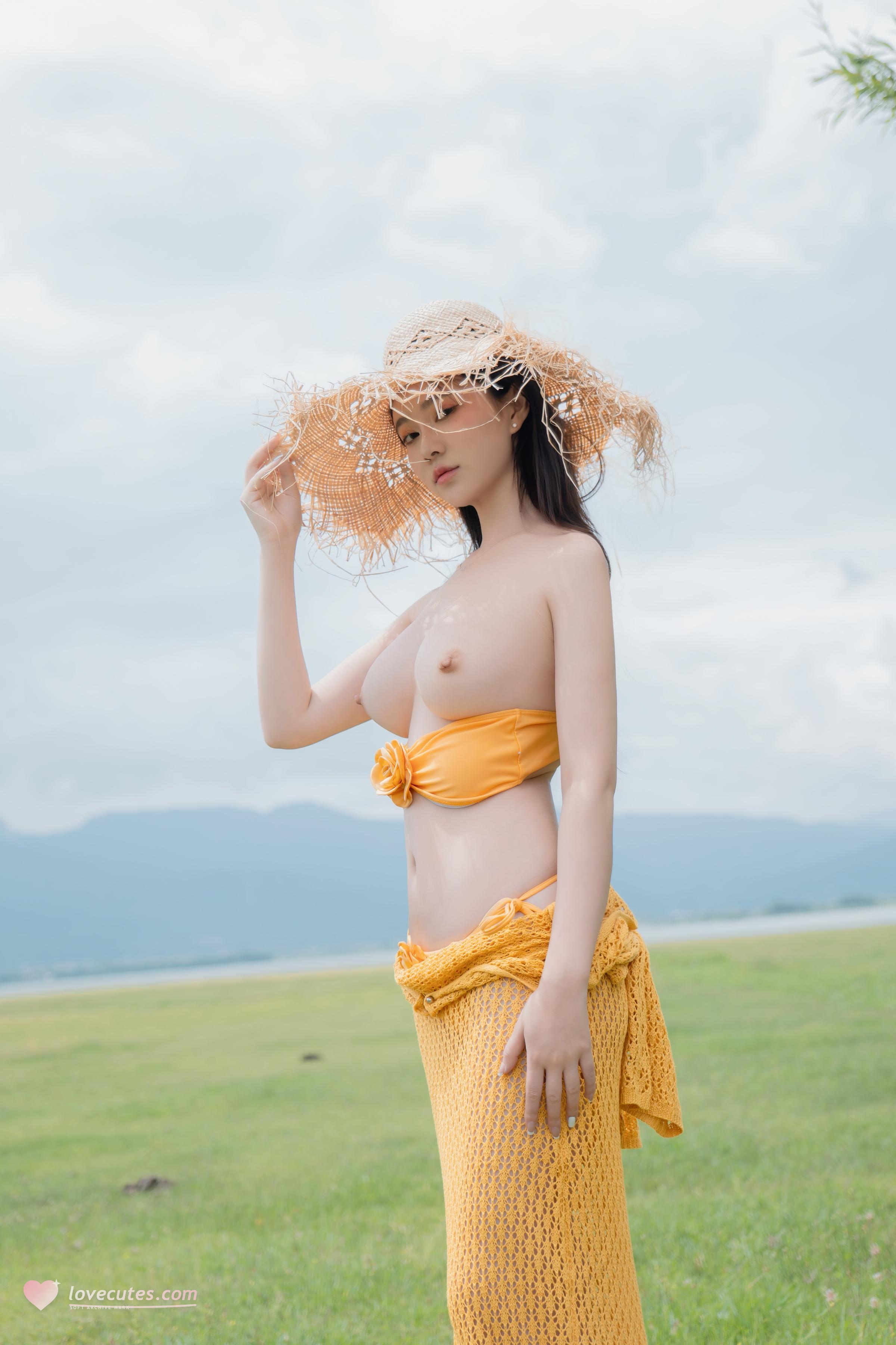 [私房] 年年Nnian - 夏麓：草地橙色ビキニ 露胸外撮 80P