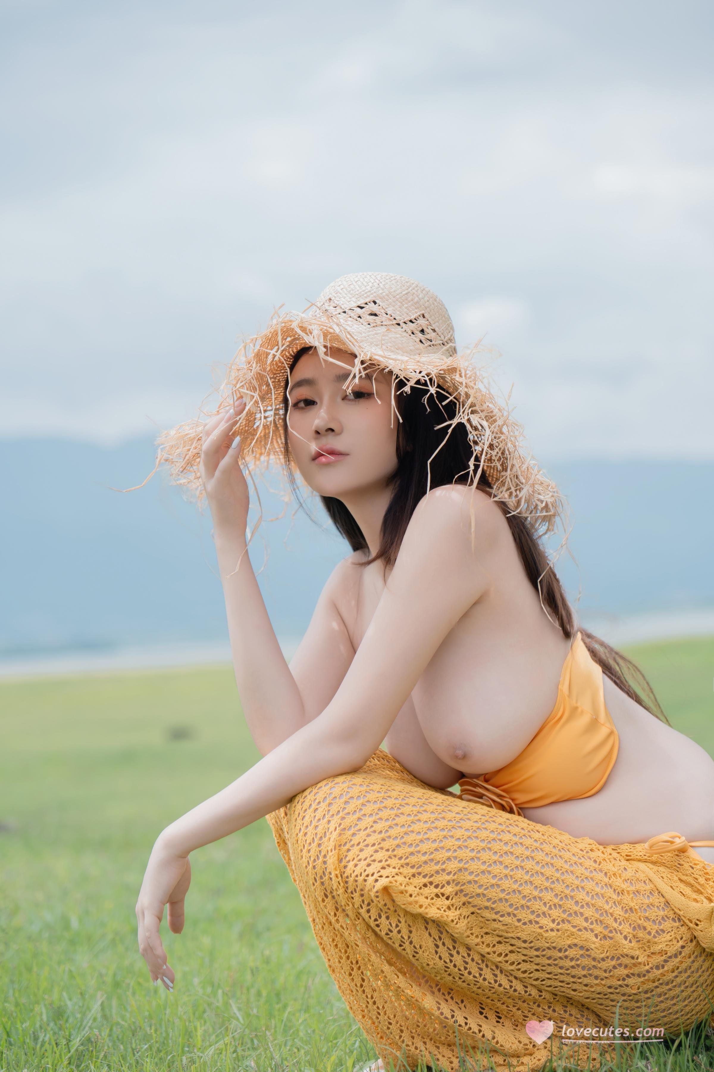 [私房] 年年Nnian - 夏麓：草地橙色ビキニ 露胸外撮 80P