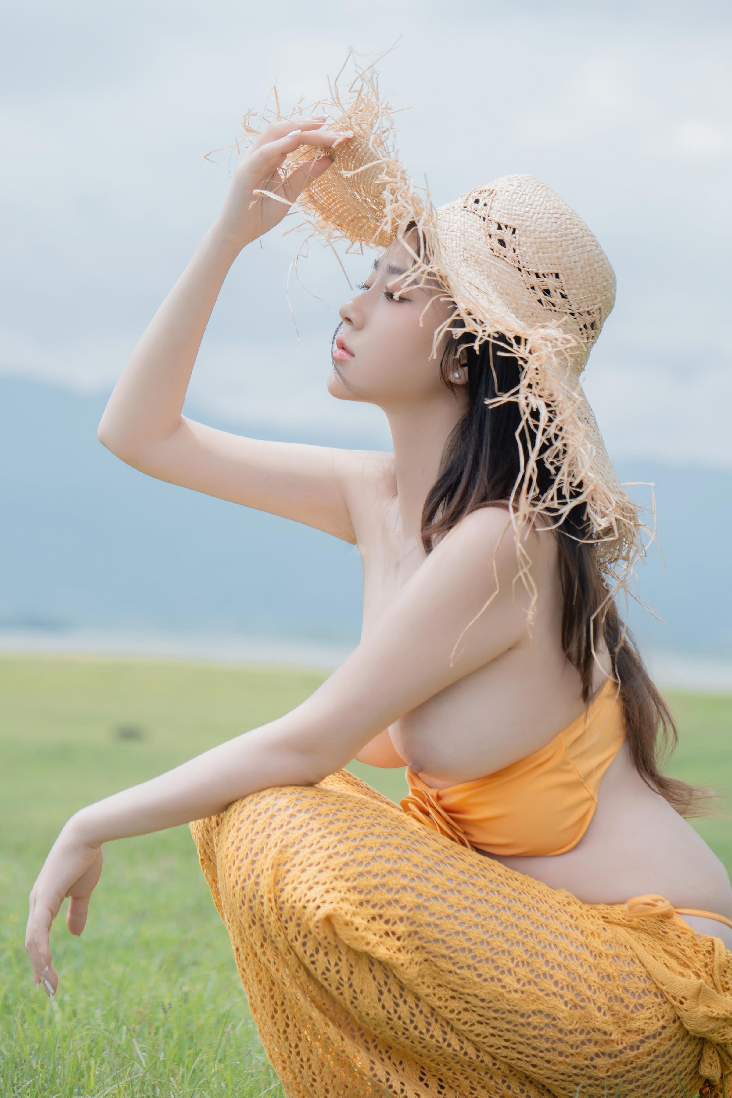 [私房] 年年Nnian - 夏麓：草地橙色ビキニ 露胸外撮 80P
