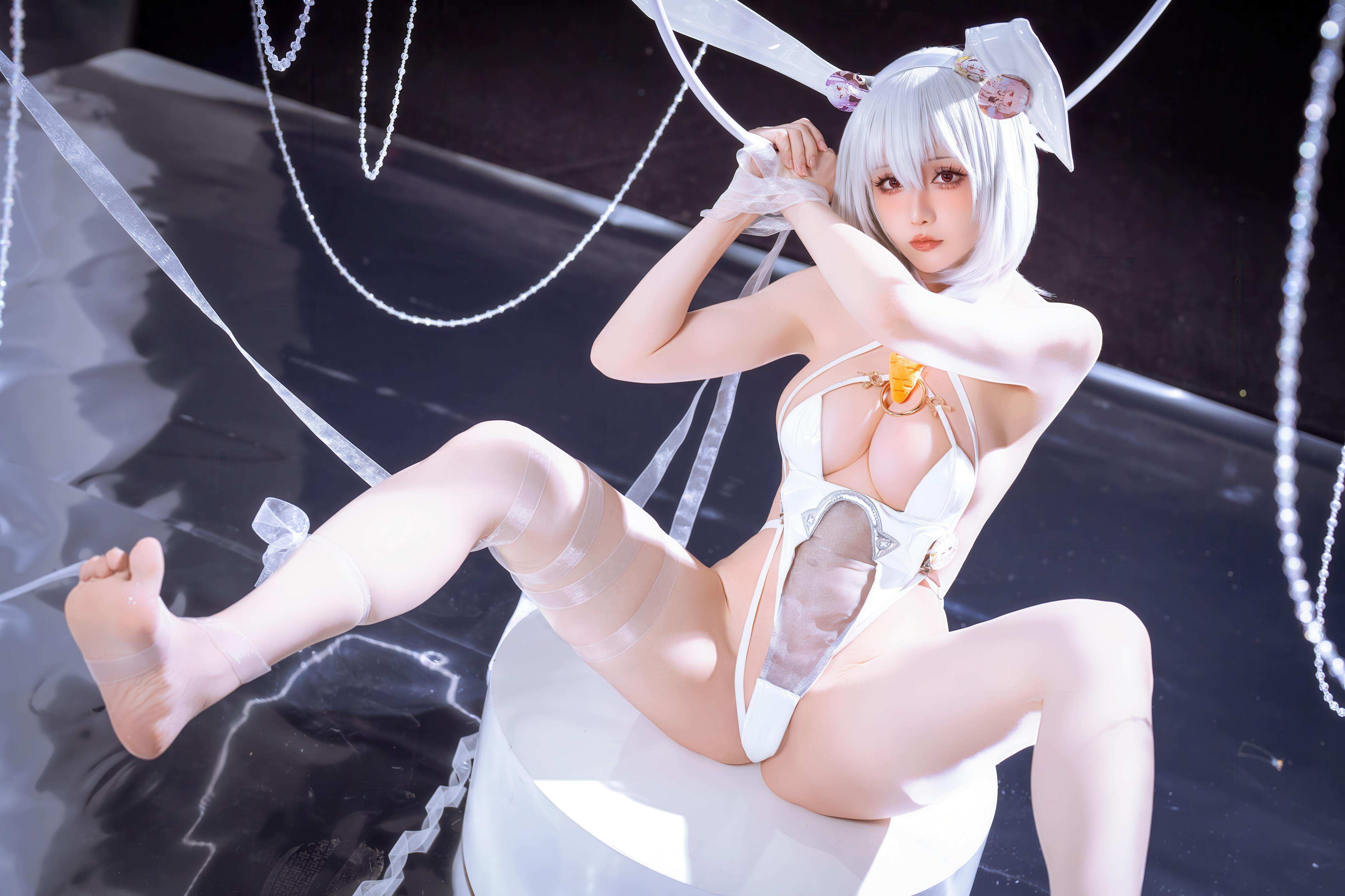 [Cosplay] Hoshilily - Azur Lane Sirius: Bunny Girl with White Stockings and Curvy Legs 58P