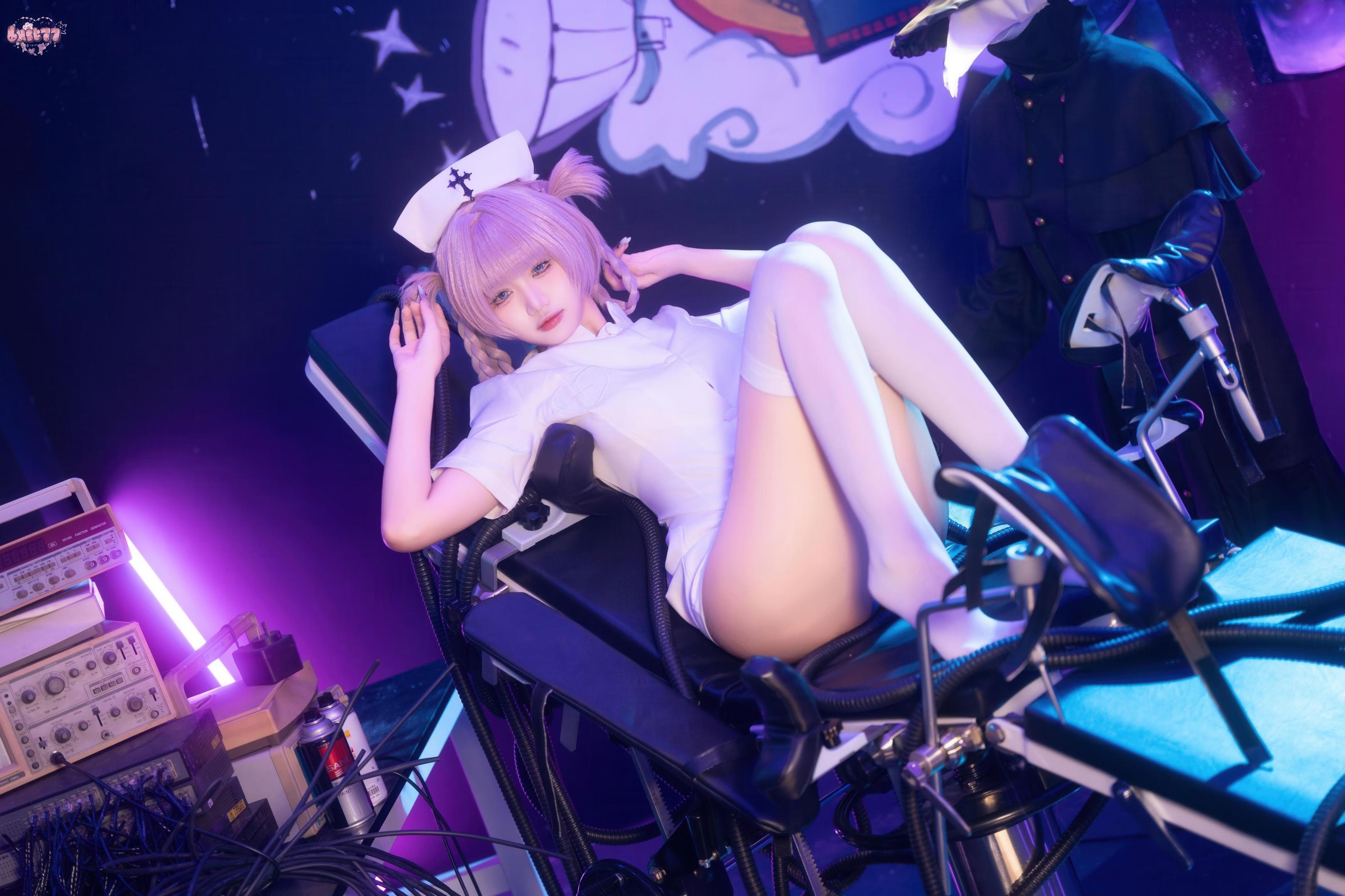 【コスプレ】柒柒要乖哦 - 彻夜之歌 小荠：ナース服と白ストッキングの美脚、巨乳再現 100P