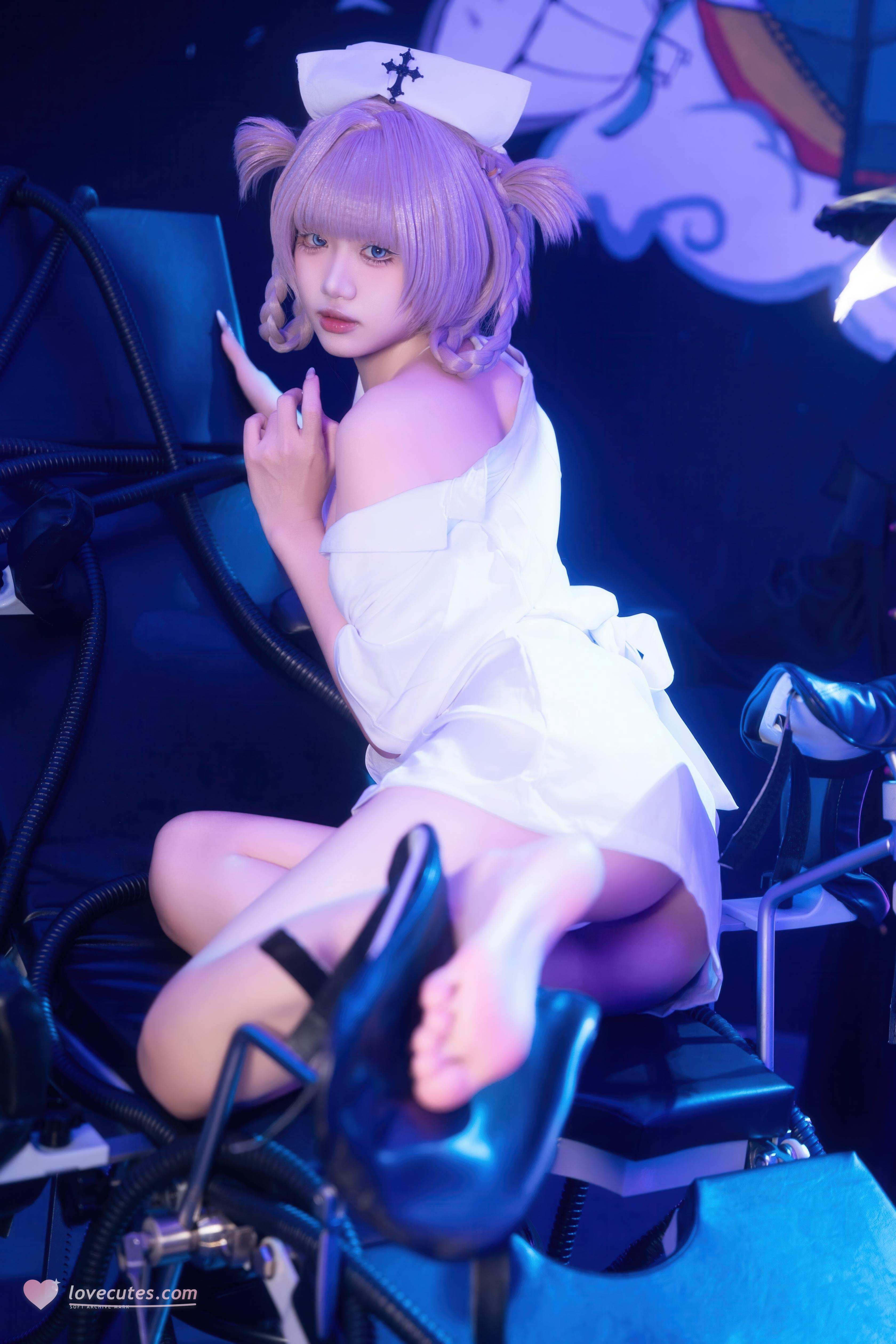 【コスプレ】柒柒要乖哦 - 彻夜之歌 小荠：ナース服と白ストッキングの美脚、巨乳再現 100P