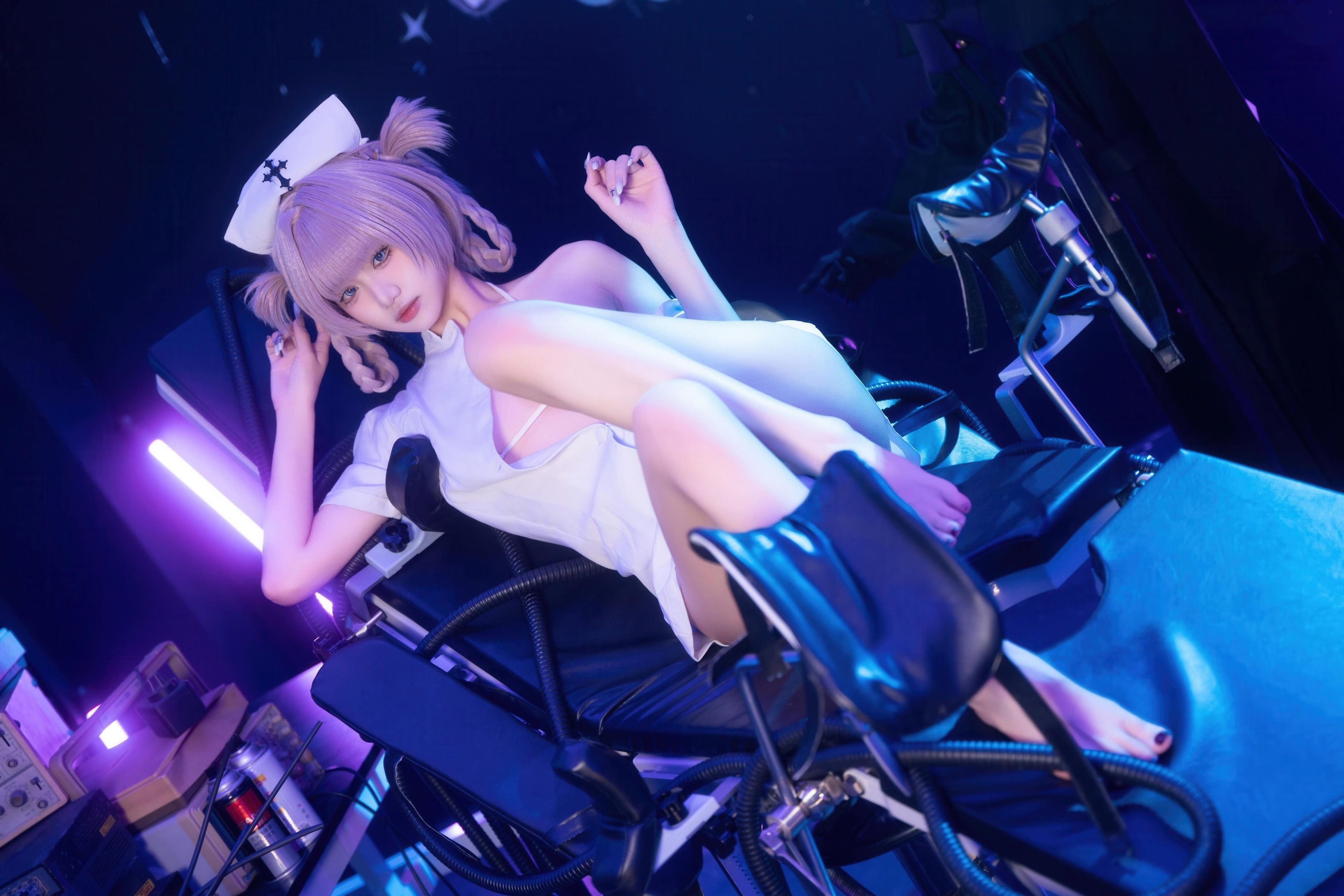 【コスプレ】柒柒要乖哦 - 彻夜之歌 小荠：ナース服と白ストッキングの美脚、巨乳再現 100P