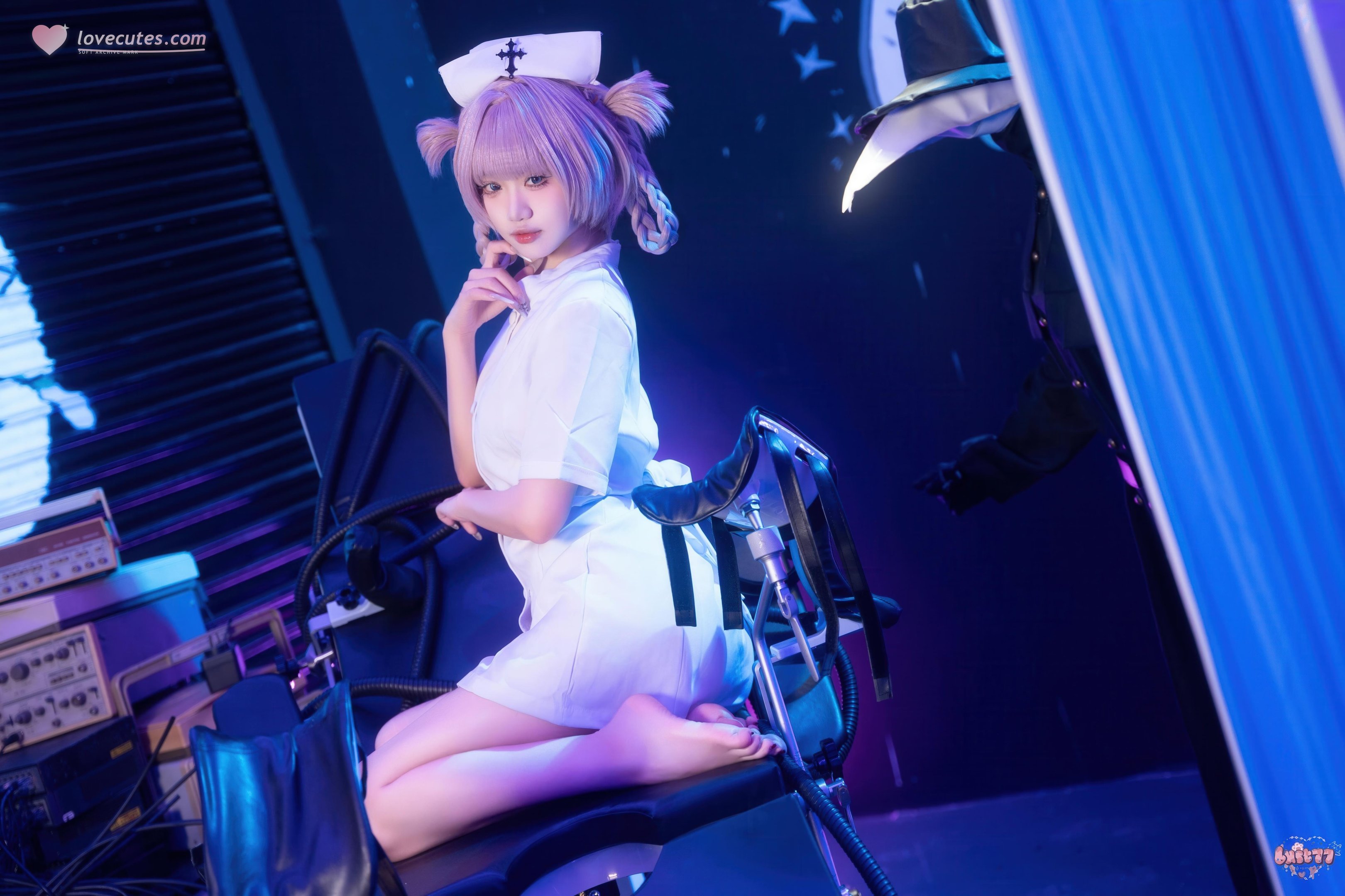 【コスプレ】柒柒要乖哦 - 彻夜之歌 小荠：ナース服と白ストッキングの美脚、巨乳再現 100P