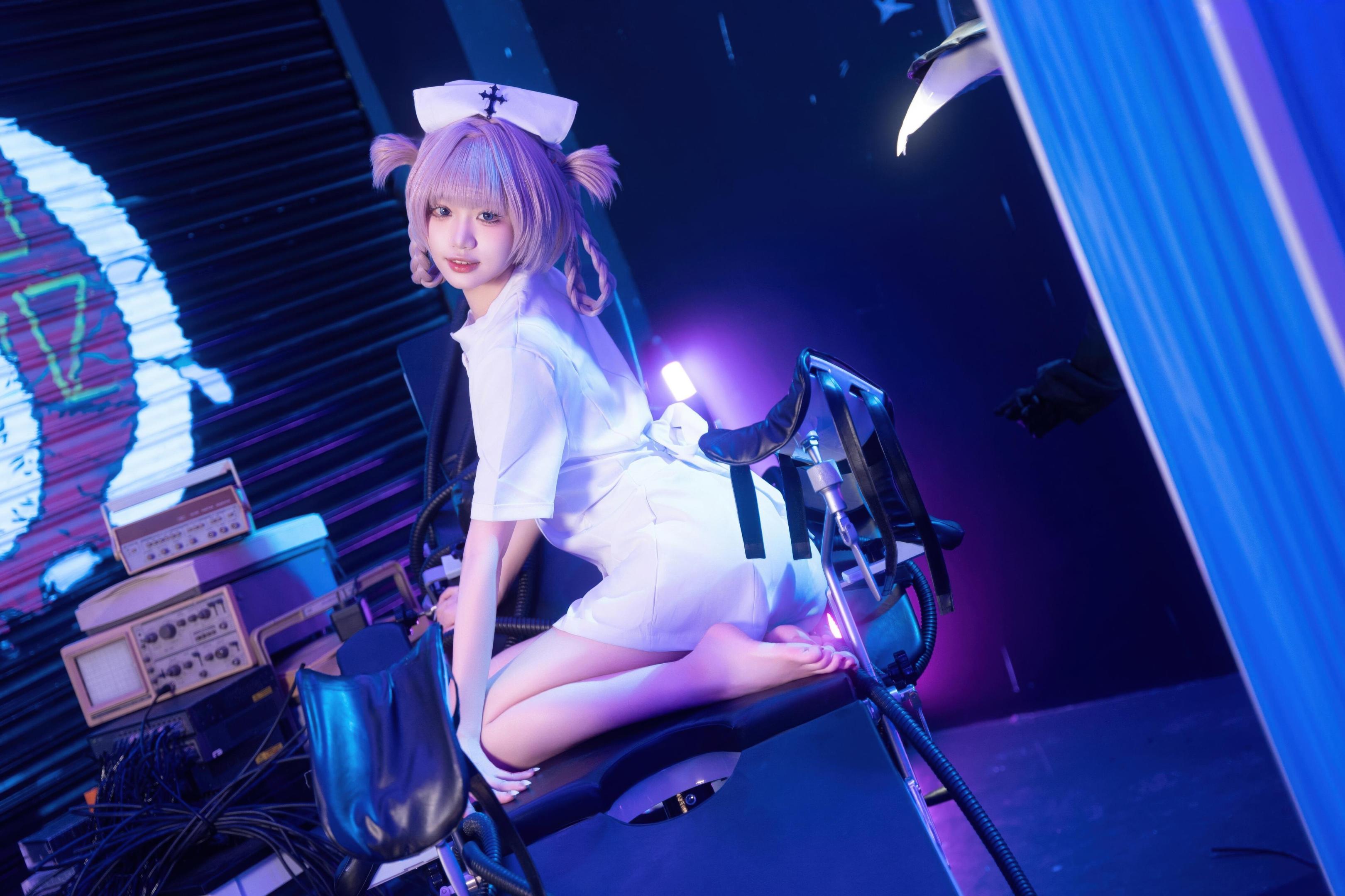 【コスプレ】柒柒要乖哦 - 彻夜之歌 小荠：ナース服と白ストッキングの美脚、巨乳再現 100P