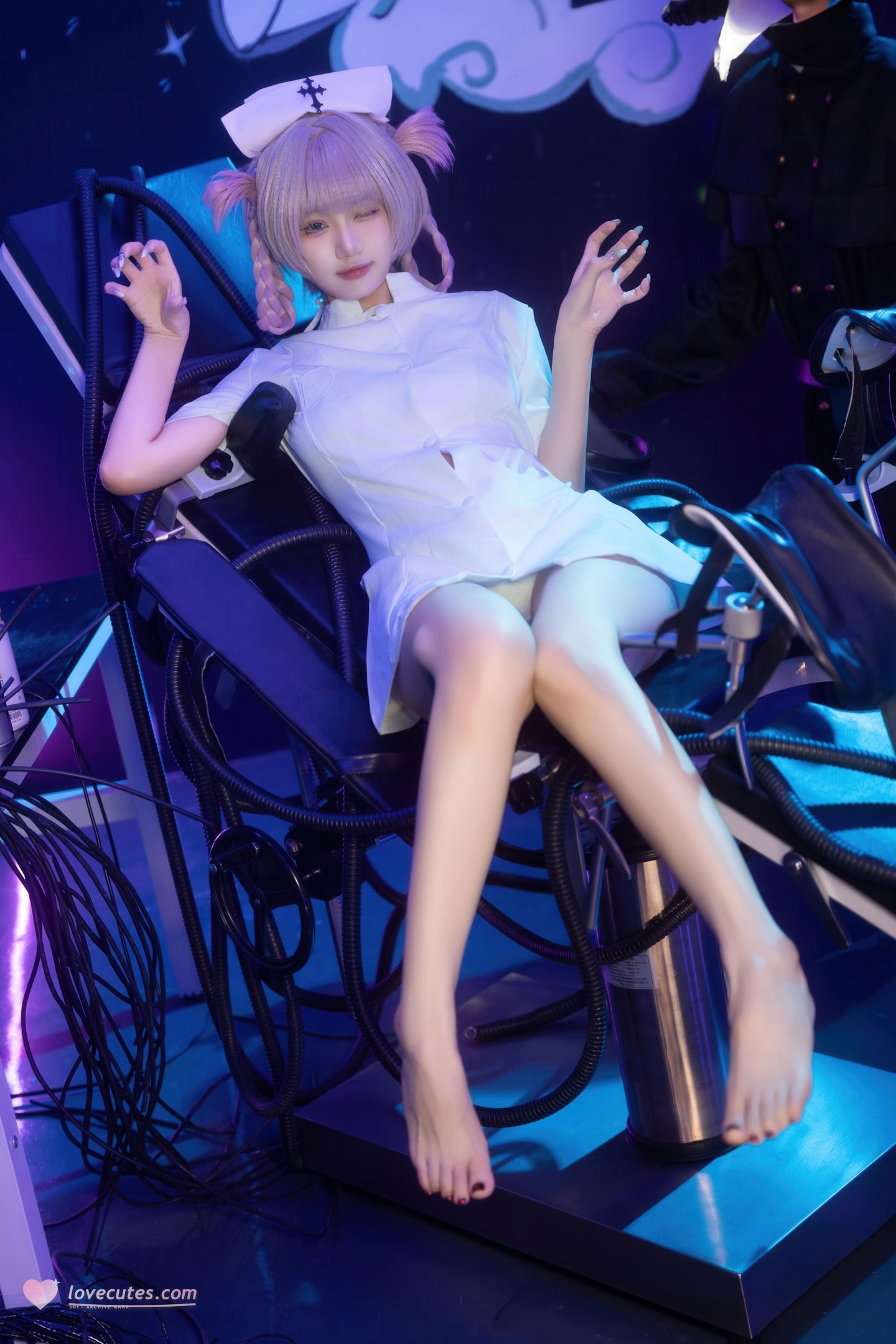 【コスプレ】柒柒要乖哦 - 彻夜之歌 小荠：ナース服と白ストッキングの美脚、巨乳再現 100P