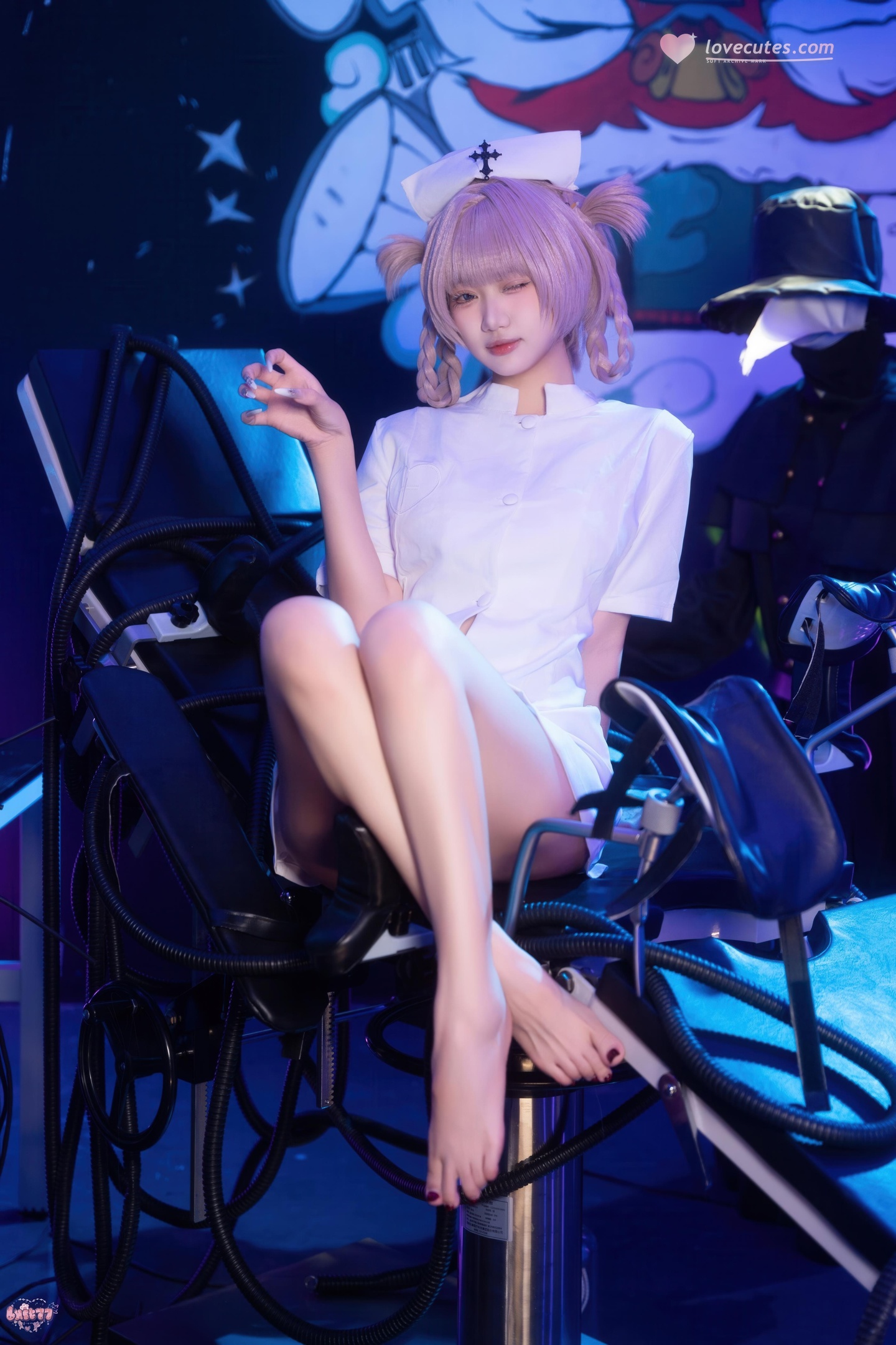 【コスプレ】柒柒要乖哦 - 彻夜之歌 小荠：ナース服と白ストッキングの美脚、巨乳再現 100P