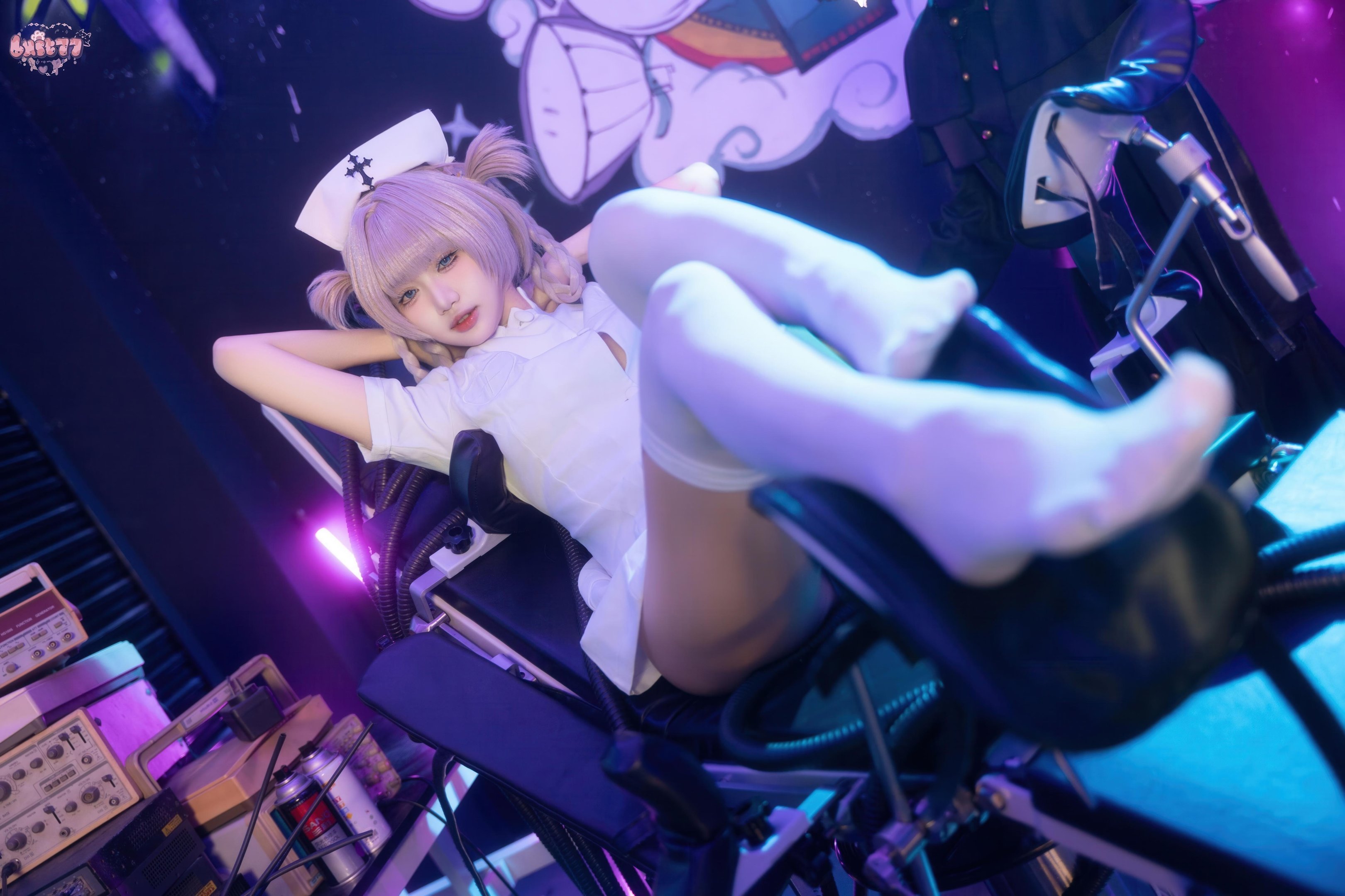 【コスプレ】柒柒要乖哦 - 彻夜之歌 小荠：ナース服と白ストッキングの美脚、巨乳再現 100P
