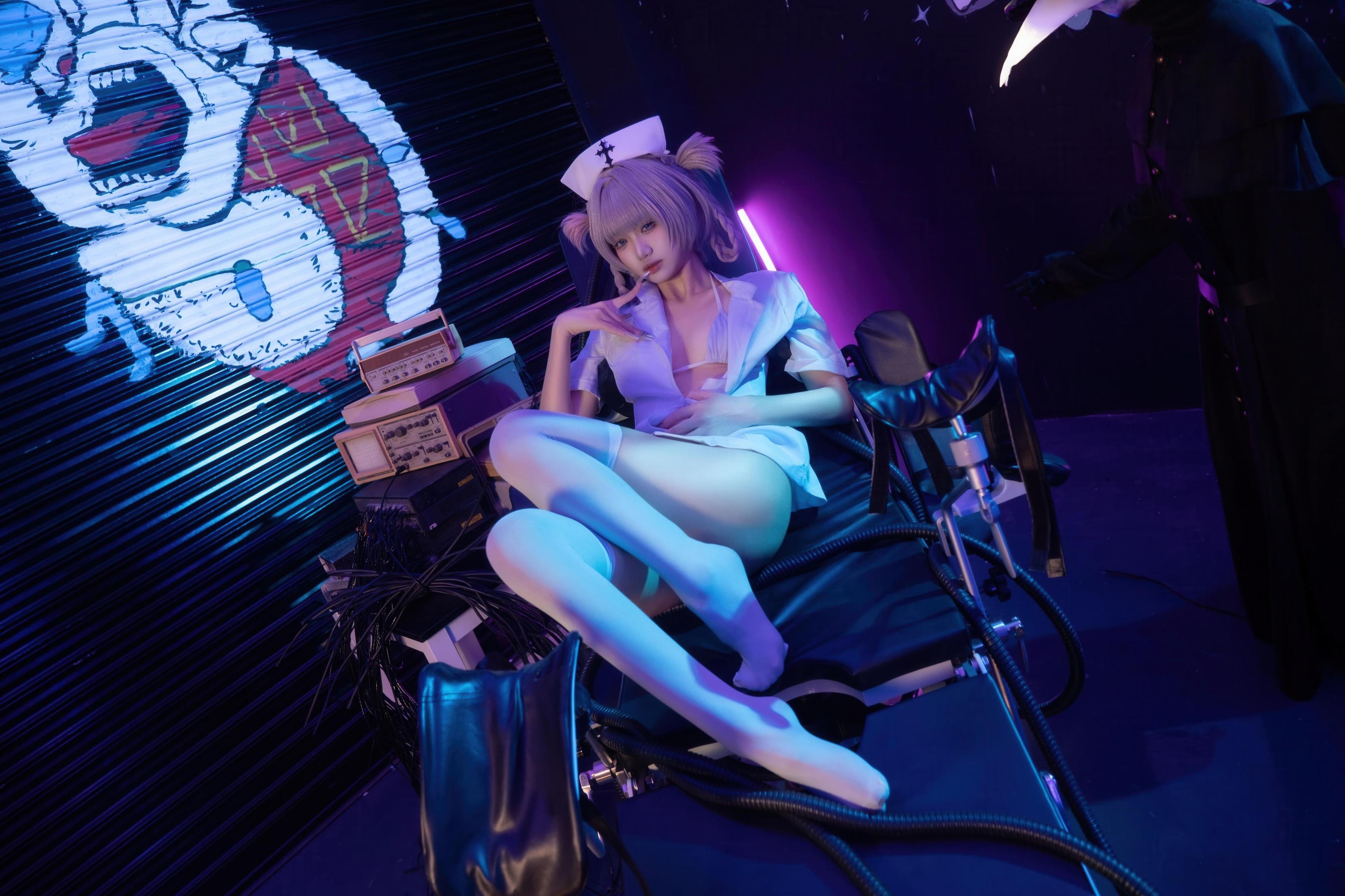 【コスプレ】柒柒要乖哦 - 彻夜之歌 小荠：ナース服と白ストッキングの美脚、巨乳再現 100P