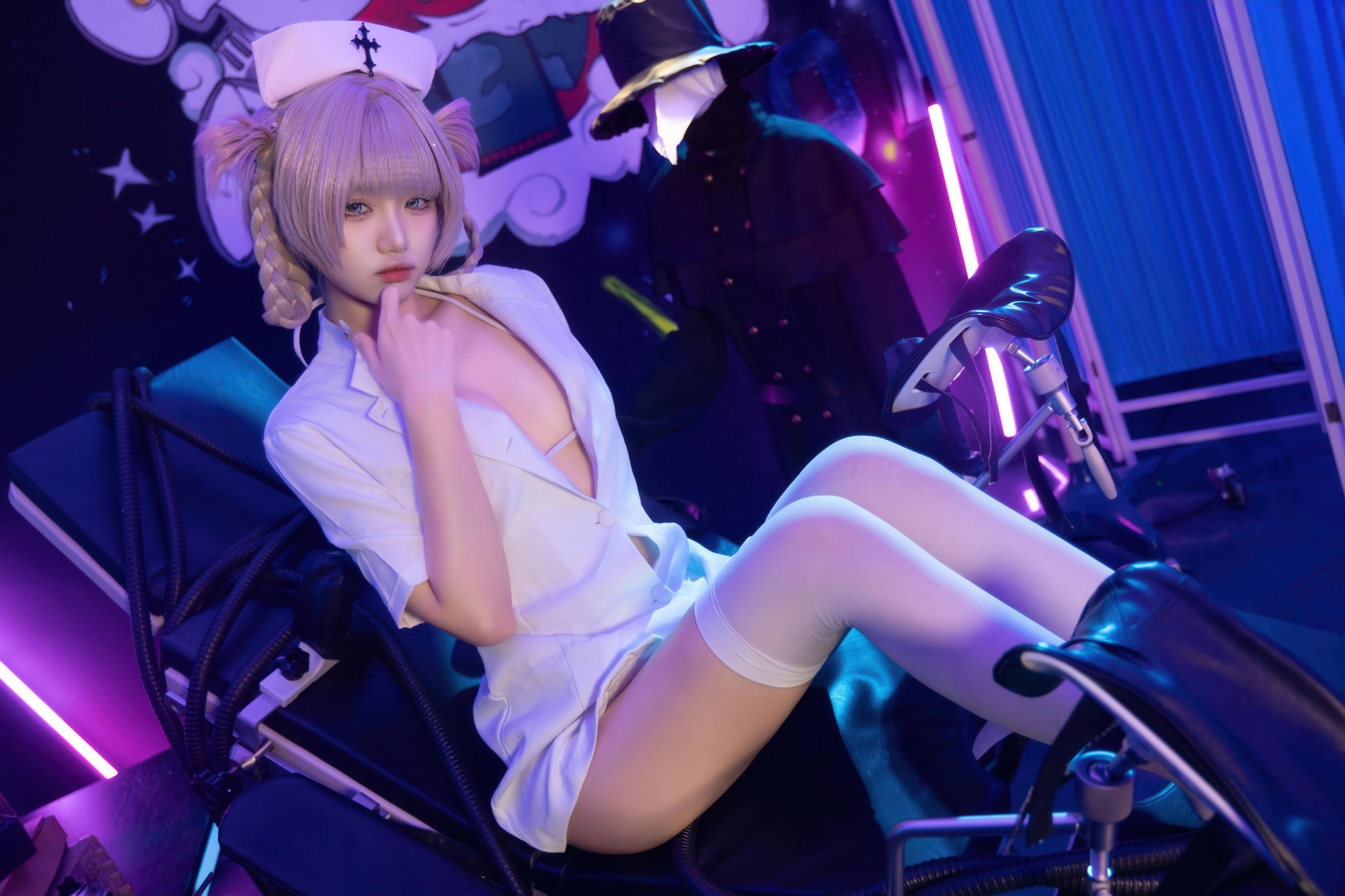 【コスプレ】柒柒要乖哦 - 彻夜之歌 小荠：ナース服と白ストッキングの美脚、巨乳再現 100P