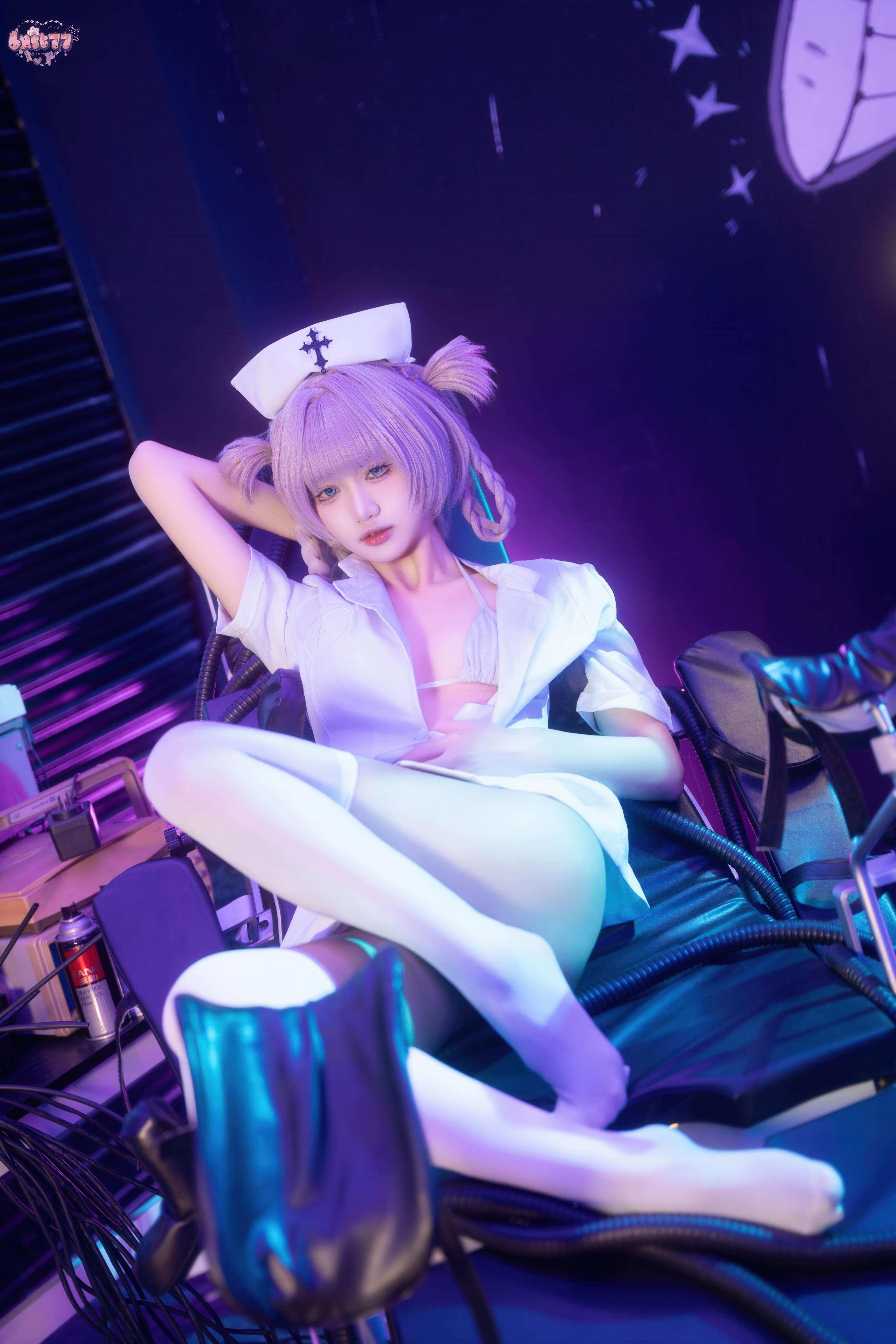 【コスプレ】柒柒要乖哦 - 彻夜之歌 小荠：ナース服と白ストッキングの美脚、巨乳再現 100P