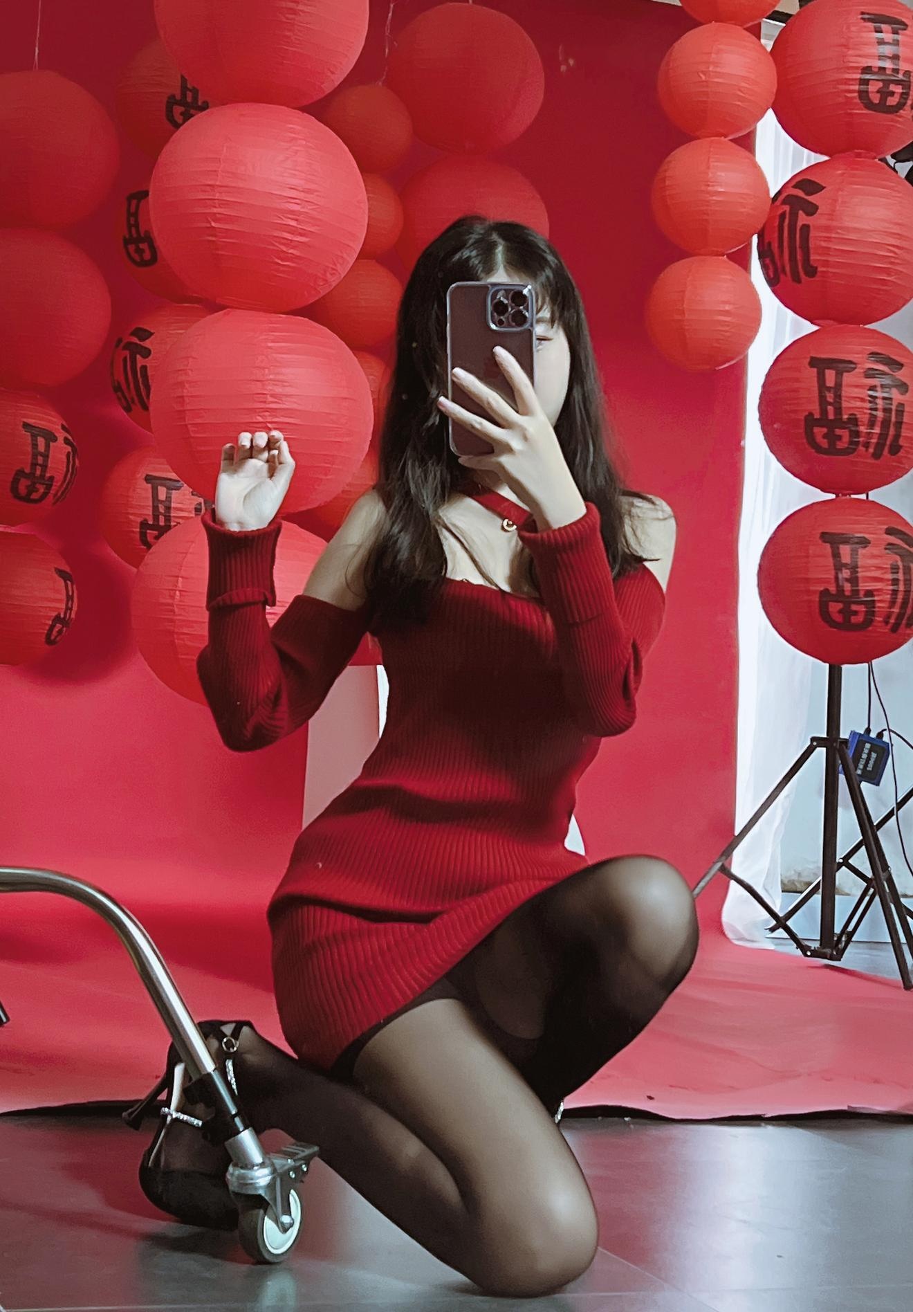[私房] 不呆貓 - 新年：紅色毛衣黑絲翹臀 新春私房 21P