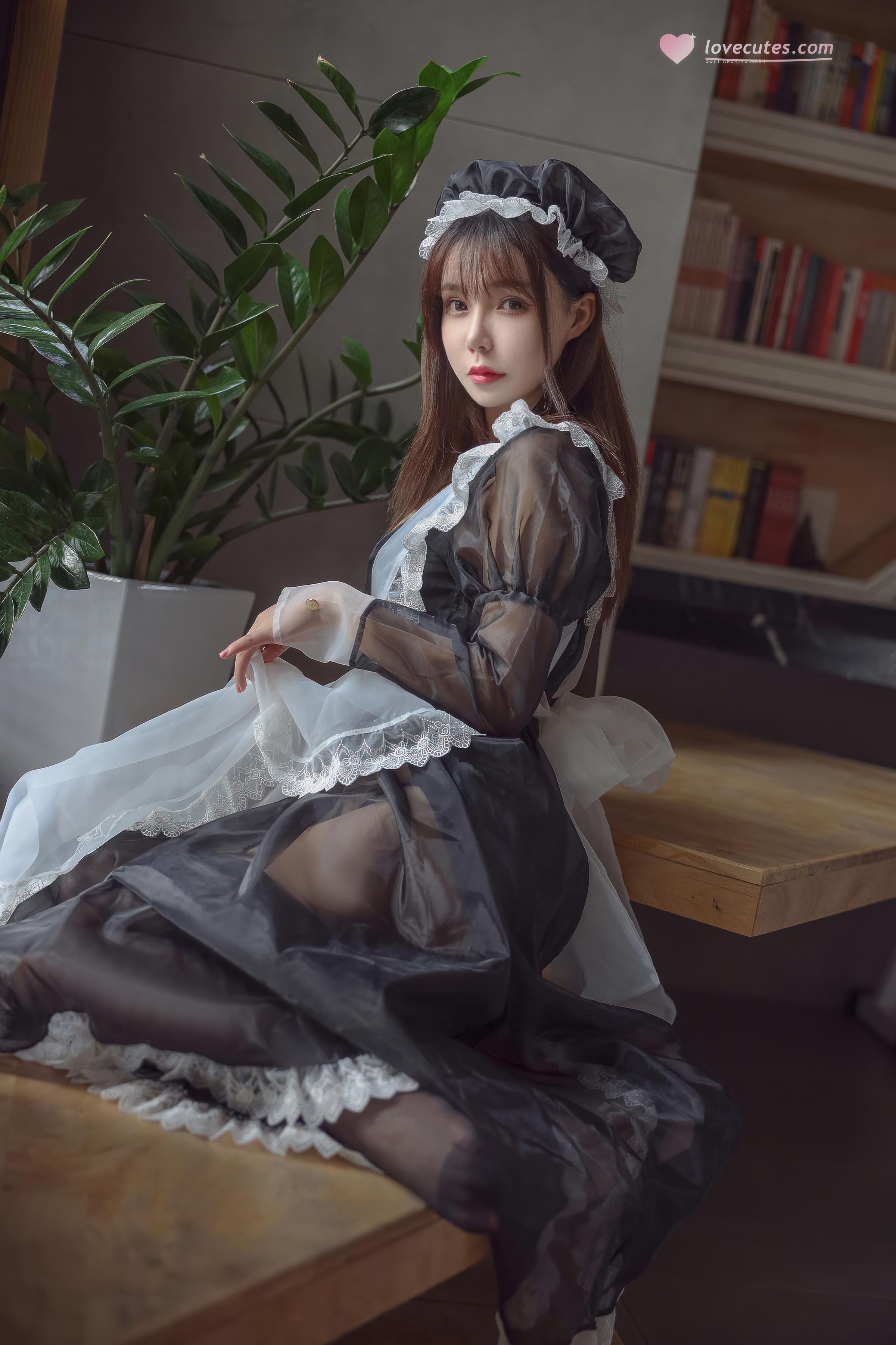 [私房] 亞馬遜鯰魚 - 黑色透明女僕：黑紗女僕黑絲美腿 室內私房 33P