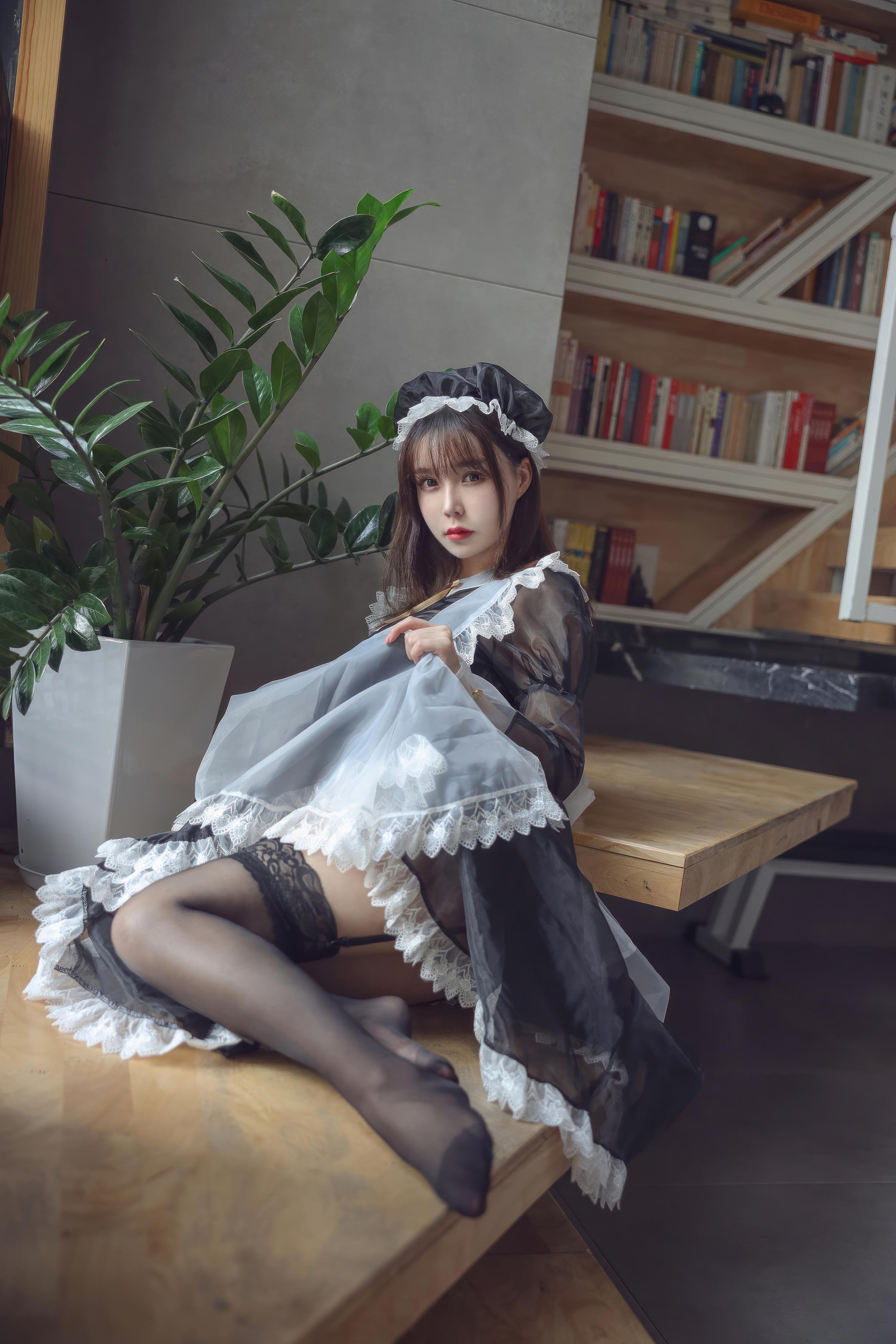 [私房] 亞馬遜鯰魚 - 黑色透明女僕：黑紗女僕黑絲美腿 室內私房 33P