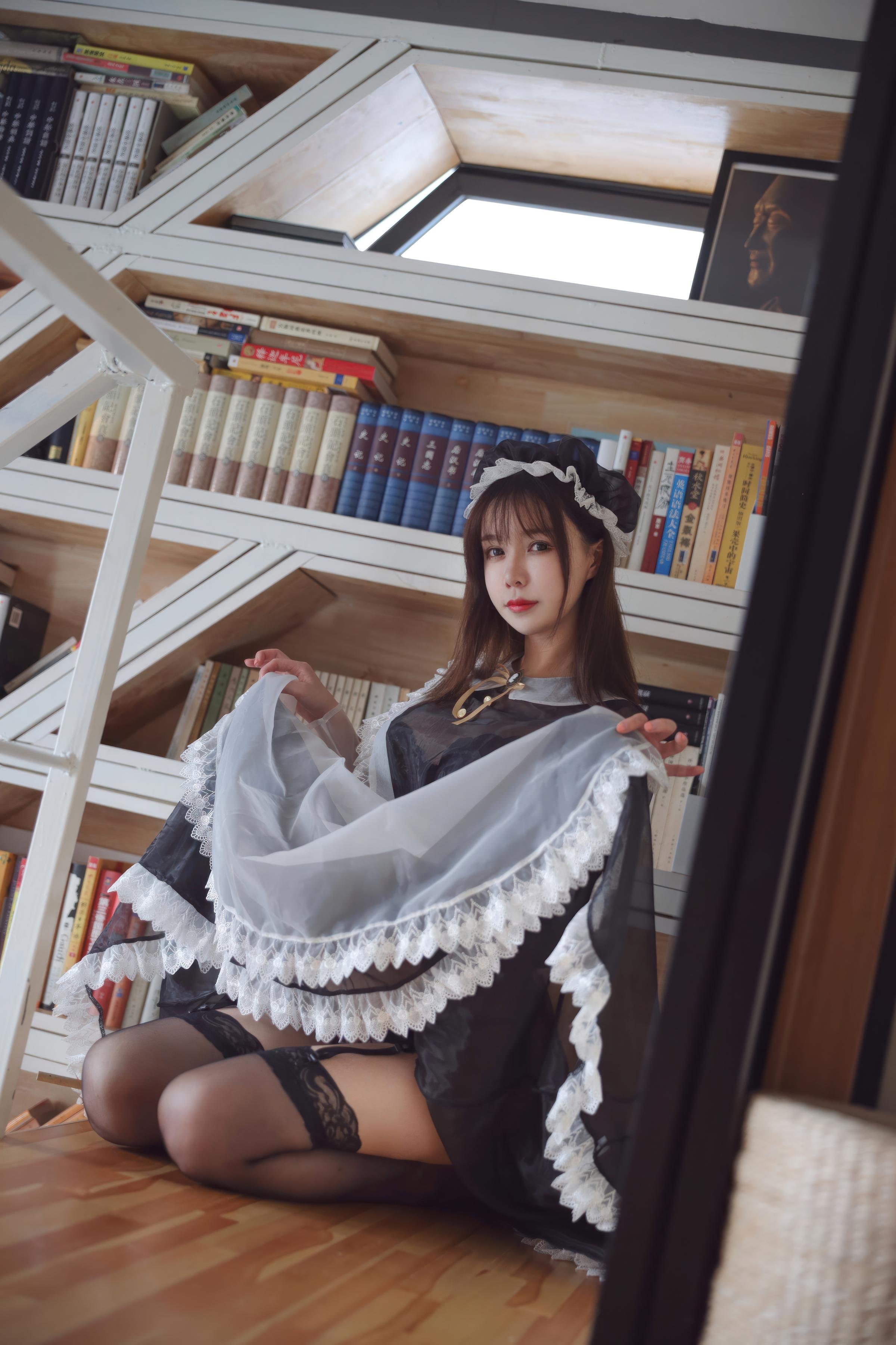 [私房] 亞馬遜鯰魚 - 黑色透明女僕：黑紗女僕黑絲美腿 室內私房 33P