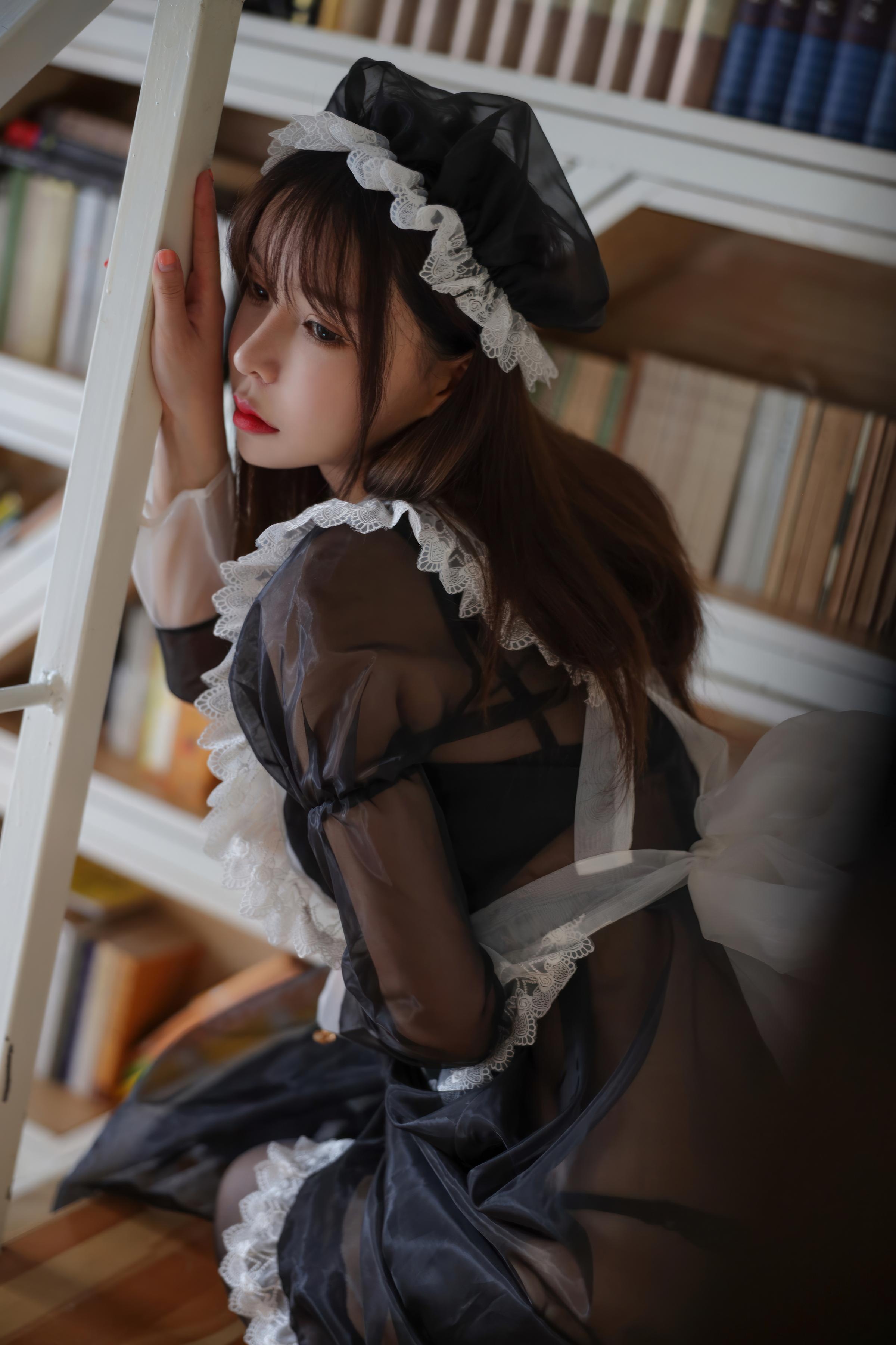 [私房] 亞馬遜鯰魚 - 黑色透明女僕：黑紗女僕黑絲美腿 室內私房 33P