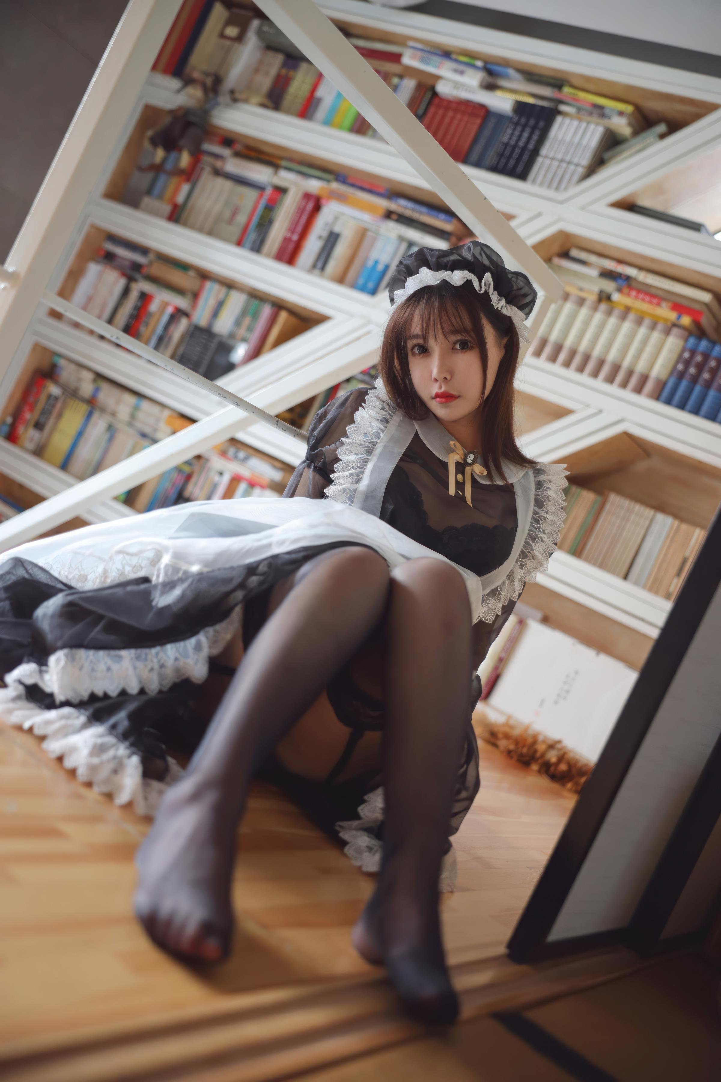 [私房] 亞馬遜鯰魚 - 黑色透明女僕：黑紗女僕黑絲美腿 室內私房 33P