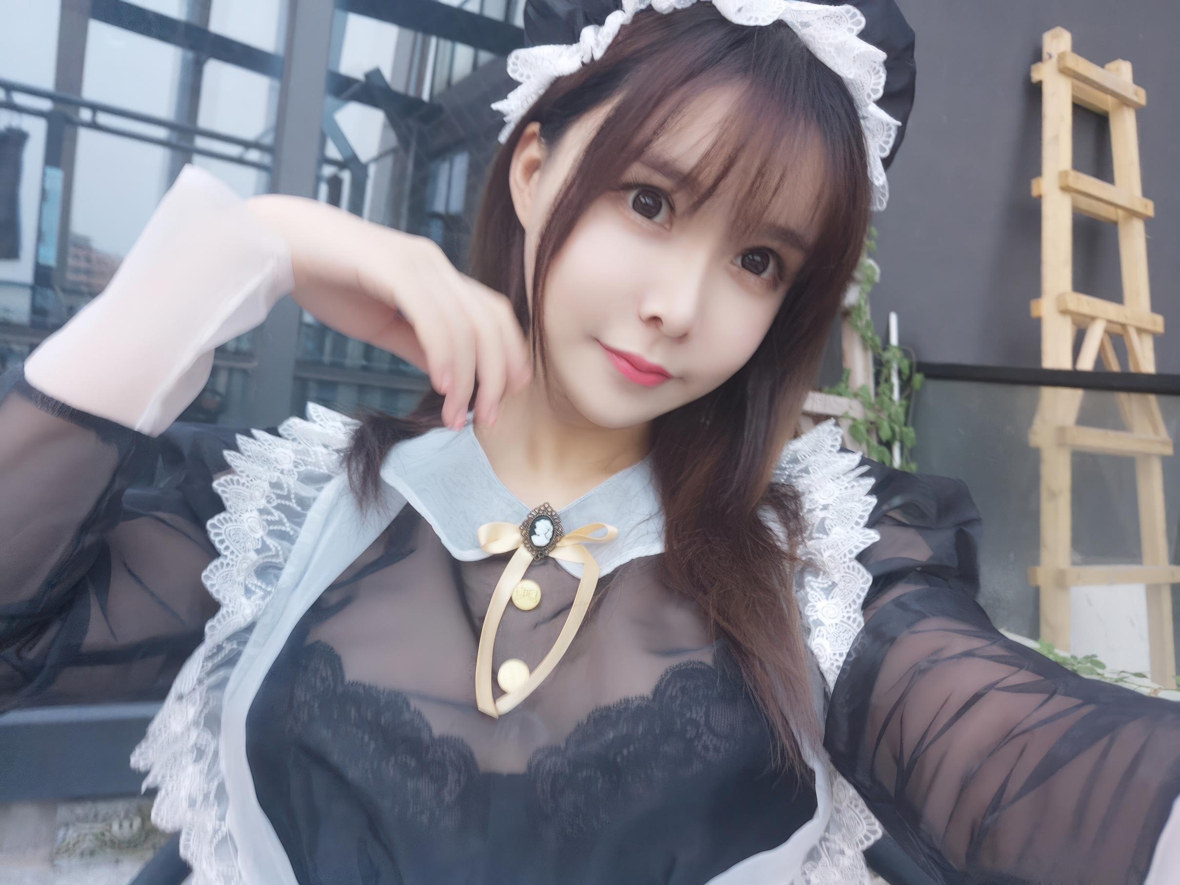 [私房] 亞馬遜鯰魚 - 黑色透明女僕：黑紗女僕黑絲美腿 室內私房 33P