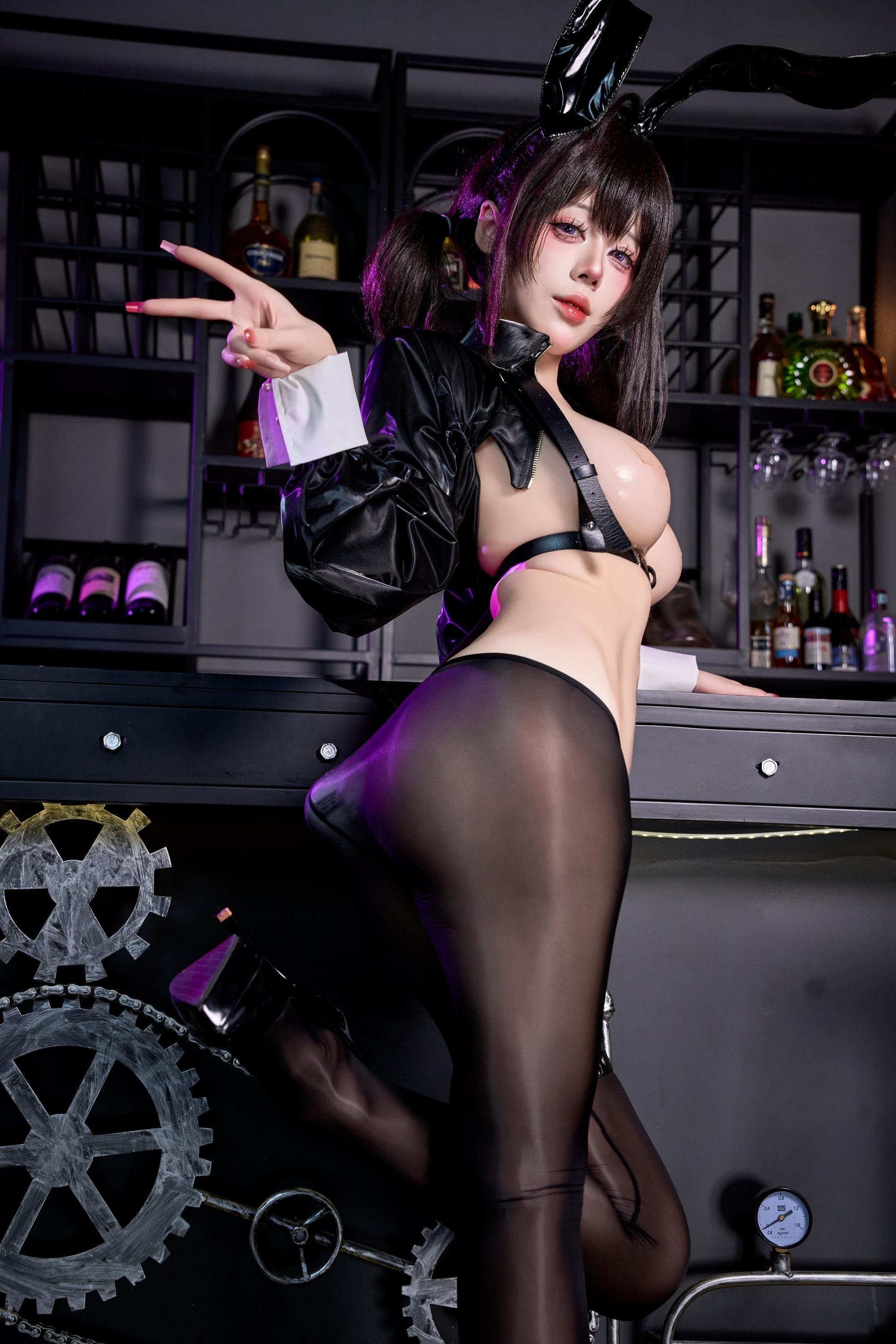 [cosplay] 九言 - 罗安 名人兔女郎：黑丝巨乳露点 角色还原 84P1V